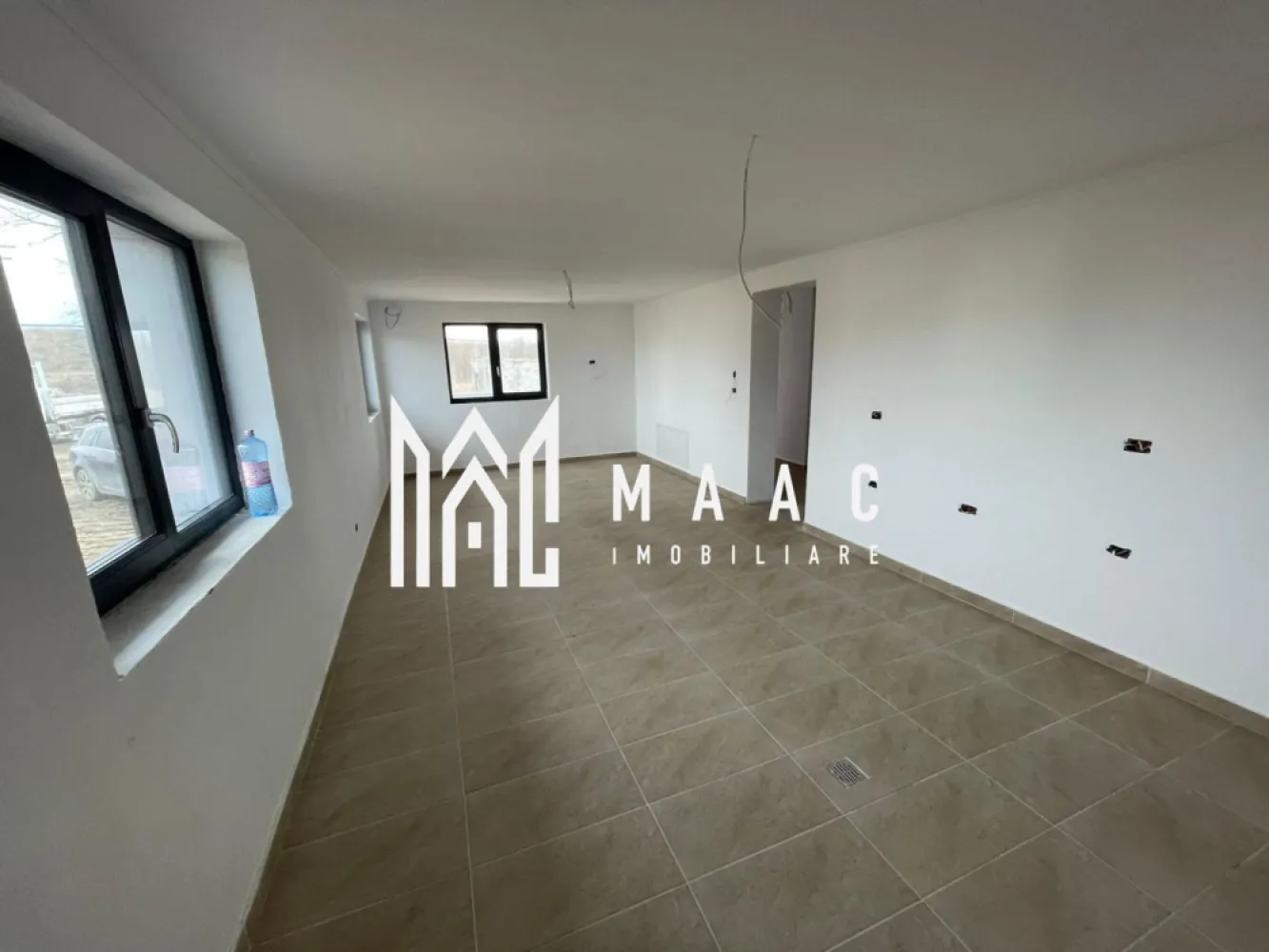 Casa de închiriat | 9 camere | 260mp utili | Sacel - MAAC Imobiliare vă propune spre închiriere o casa individuală P+2, situată în Săcel, într-o zonă ușor retrasă, liniștită și sigură, potrivită pentru activități ce necesită intimitate, organizare și funcționalitate eficientă.

 Zona Săcel oferă un mediu calm, ideal pentru clinici, centre rezidențiale sau activități comerciale, fiind totodată bine conectată la principalele drumuri și la orașele din apropiere, cu acces facil la magazine, servicii și transport.

Imobilul are o suprafață de 260 mp și este compartimentat astfel:
 Parter:
cameră tehnică
o baie
o cameră destinată pentru bucătărie și living (spațiu comun generos)
încă o cameră cu baie proprie
 Etaj 1:
4 camere, fiecare cu baie proprie
 Etaj 2:
4 camere, fiecare cu baie proprie

În total, proprietatea dispune de 9 camere, fiecare cu baie proprie (exceptând baia suplimentară de la parter), ceea ce o face ideală pentru:
clinică / centru de recuperare
centru rezidențial
cazare muncitori
activitate hotelieră sau alte destinații comerciale

Clădirea beneficiază de:
Izolație exterioară 15 cm vată bazaltică – eficiență energetică ridicată
Încălzire în pardoseală – confort termic superior
Sistem de supraveghere video
Regim de înălțime P+2
Posibilitate de predare „la gata” în aproximativ 30 de zile

O proprietate versatilă, pregătită pentru exploatare rapidă, cu potențial investițional solid, disponibilă pentru închiriere.

Pentru mai multe detalii, precizati telefonic ca ati vazut anuntul cu ID: CP2922492