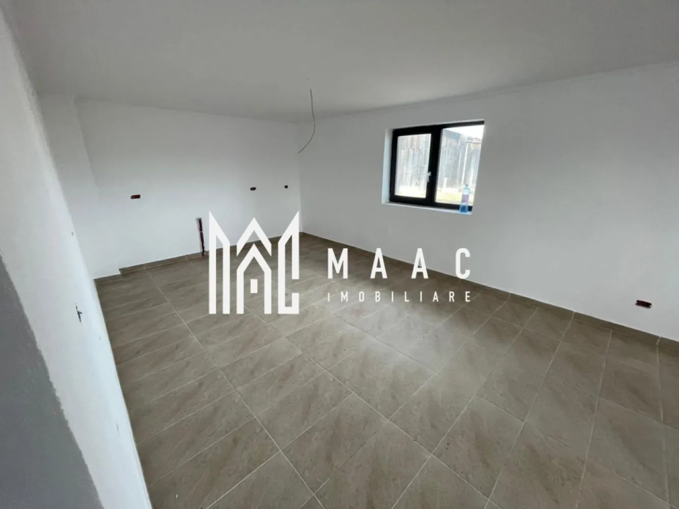 Casa de închiriat | 9 camere | 260mp utili | Sacel - MAAC Imobiliare vă propune spre închiriere o casa individuală P+2, situată în Săcel, într-o zonă ușor retrasă, liniștită și sigură, potrivită pentru activități ce necesită intimitate, organizare și funcționalitate eficientă.

 Zona Săcel oferă un mediu calm, ideal pentru clinici, centre rezidențiale sau activități comerciale, fiind totodată bine conectată la principalele drumuri și la orașele din apropiere, cu acces facil la magazine, servicii și transport.

Imobilul are o suprafață de 260 mp și este compartimentat astfel:
 Parter:
cameră tehnică
o baie
o cameră destinată pentru bucătărie și living (spațiu comun generos)
încă o cameră cu baie proprie
 Etaj 1:
4 camere, fiecare cu baie proprie
 Etaj 2:
4 camere, fiecare cu baie proprie

În total, proprietatea dispune de 9 camere, fiecare cu baie proprie (exceptând baia suplimentară de la parter), ceea ce o face ideală pentru:
clinică / centru de recuperare
centru rezidențial
cazare muncitori
activitate hotelieră sau alte destinații comerciale

Clădirea beneficiază de:
Izolație exterioară 15 cm vată bazaltică – eficiență energetică ridicată
Încălzire în pardoseală – confort termic superior
Sistem de supraveghere video
Regim de înălțime P+2
Posibilitate de predare „la gata” în aproximativ 30 de zile

O proprietate versatilă, pregătită pentru exploatare rapidă, cu potențial investițional solid, disponibilă pentru închiriere.

Pentru mai multe detalii, precizati telefonic ca ati vazut anuntul cu ID: CP2922492
