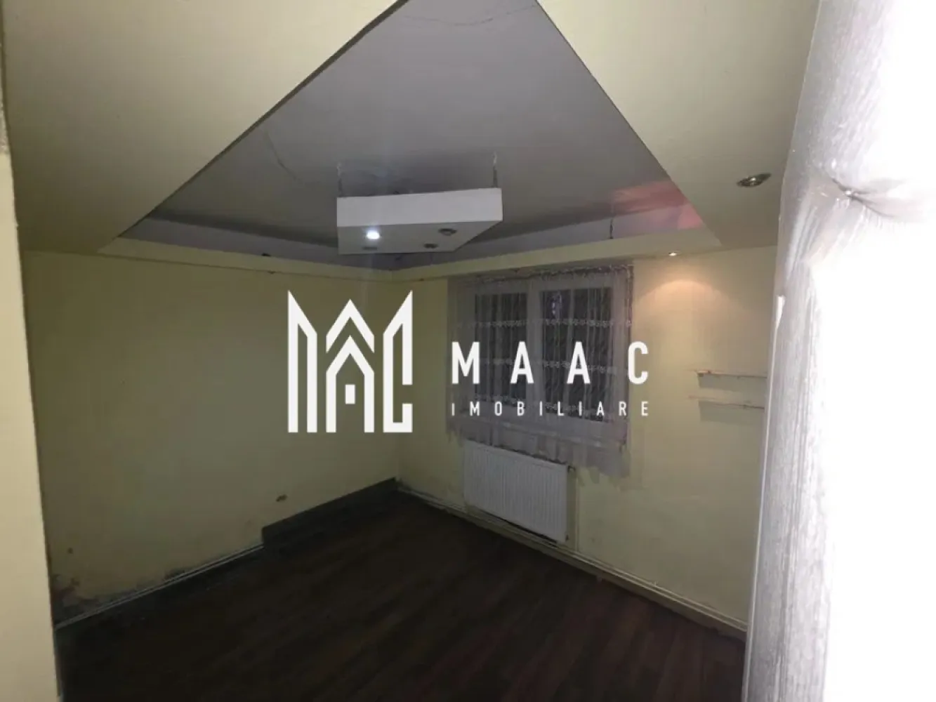 Apartament 2 camere | Parter | Necesita renovare | Cisnadie - MAAC Imobiliare vă prezintă un apartament situat la parter, în localitatea Cisnădie.

Caracteristici:
Apartament situat la parter
Suprafață utilă: 35 mp
Necesită renovare completă
Încălzire prin calorifere
Potrivit pentru locuință sau investiție

Compartimentare:
Hol de acces
Bucătărie separată, poziționată în partea din față
Living
Dormitor
Compartimentare simplă și funcțională, ușor de reconfigurat în urma renovării.

Avantaje
Posibilitatea de amenajare integrală după preferințe

Pentru mai multe detalii precizati telefonic ca ati vazut anuntul cu ID: CP2853327