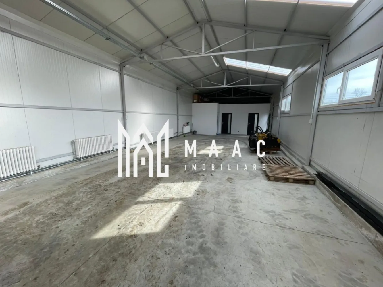 Hala 200mp | Ideală pentru producție sau depozit | Sacel - MAAC Imobiliare vă propune spre închiriere o hală spațioasă de 200 mp, situată în Săcel, într-o zonă accesibilă și ușor retrasă, cu vizibilitate bună și trafic redus. 

Săcel este un punct strategic, oferind liniște și spațiu generos pentru activități industriale sau comerciale, dar și apropiere de infrastructura principală, facilități locale și acces rapid la drumurile județene și orașele din apropiere.

Hala dispune de:
două birouri separate, dintre care unul poate fi transformat într-un vestiar sau într-un spațiu pentru bucătărie / loc de servit masa
o baie utilă pentru personal
sistem de încălzire pe lemne, asigurând un mediu de lucru confortabil în sezonul rece

Proprietatea oferă un spațiu funcțional, potrivit pentru diverse domenii de activitate, cu acces facil și posibilități de personalizare conform nevoilor business-ului tău

Pentru mai multe detalii, precizati telefonic ca ati vazut anuntul cu ID: CP2922640