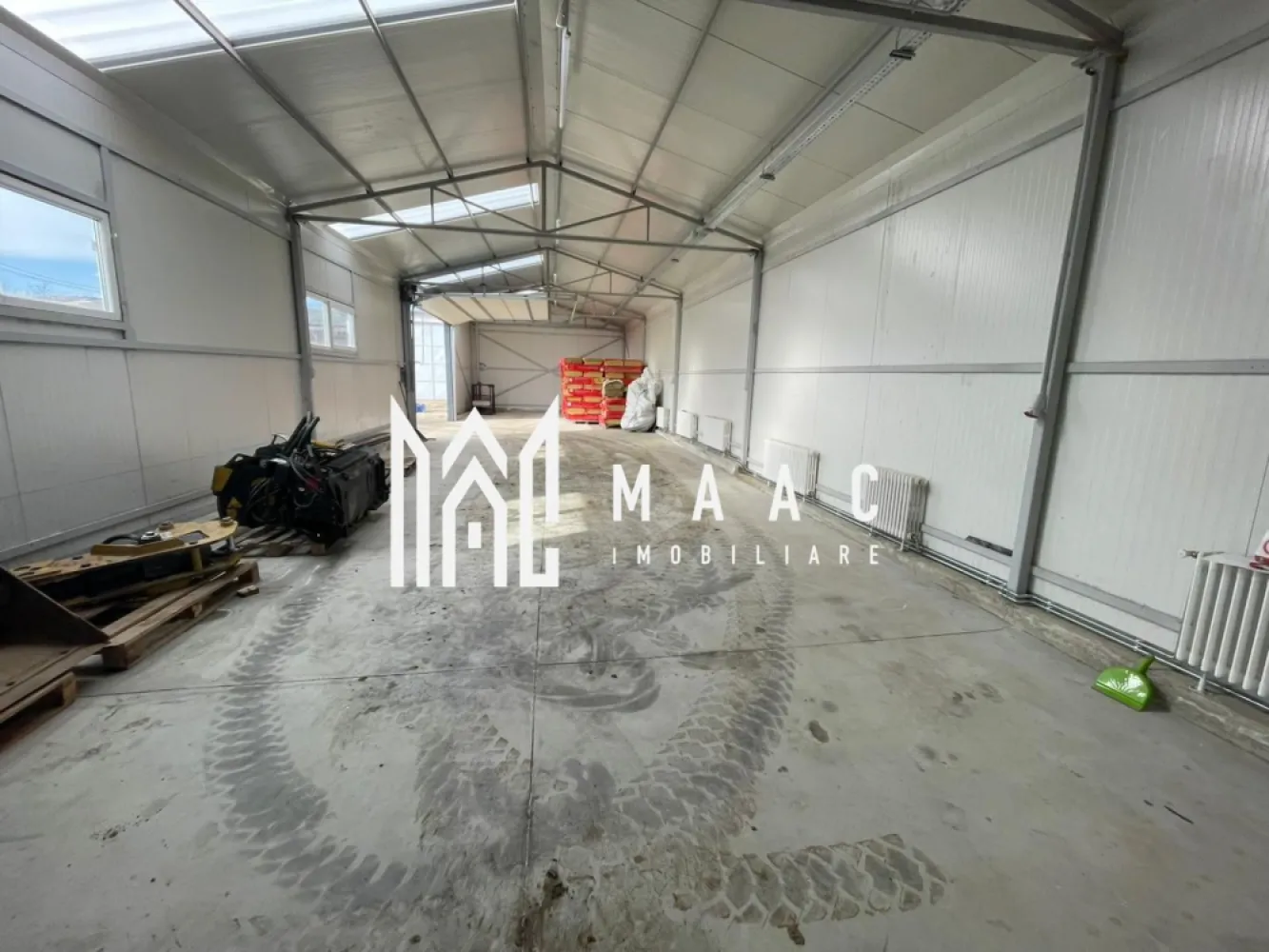 Hala 200mp | Ideală pentru producție sau depozit | Sacel - MAAC Imobiliare vă propune spre închiriere o hală spațioasă de 200 mp, situată în Săcel, într-o zonă accesibilă și ușor retrasă, cu vizibilitate bună și trafic redus. 

Săcel este un punct strategic, oferind liniște și spațiu generos pentru activități industriale sau comerciale, dar și apropiere de infrastructura principală, facilități locale și acces rapid la drumurile județene și orașele din apropiere.

Hala dispune de:
două birouri separate, dintre care unul poate fi transformat într-un vestiar sau într-un spațiu pentru bucătărie / loc de servit masa
o baie utilă pentru personal
sistem de încălzire pe lemne, asigurând un mediu de lucru confortabil în sezonul rece

Proprietatea oferă un spațiu funcțional, potrivit pentru diverse domenii de activitate, cu acces facil și posibilități de personalizare conform nevoilor business-ului tău

Pentru mai multe detalii, precizati telefonic ca ati vazut anuntul cu ID: CP2922640