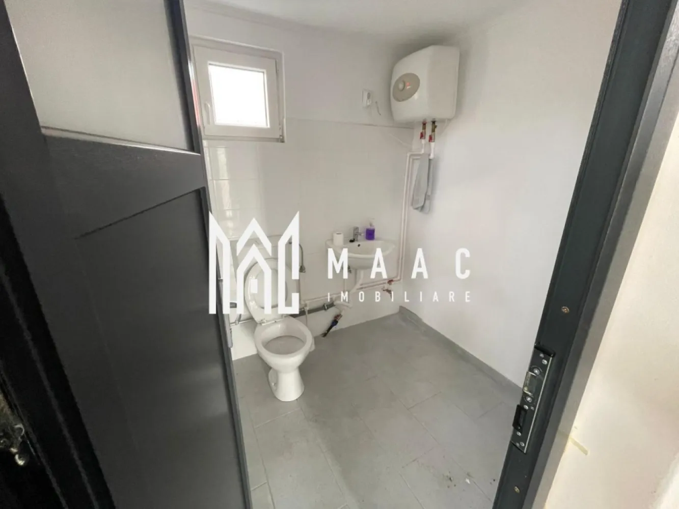 Hala 200mp | Ideală pentru producție sau depozit | Sacel - MAAC Imobiliare vă propune spre închiriere o hală spațioasă de 200 mp, situată în Săcel, într-o zonă accesibilă și ușor retrasă, cu vizibilitate bună și trafic redus. 

Săcel este un punct strategic, oferind liniște și spațiu generos pentru activități industriale sau comerciale, dar și apropiere de infrastructura principală, facilități locale și acces rapid la drumurile județene și orașele din apropiere.

Hala dispune de:
două birouri separate, dintre care unul poate fi transformat într-un vestiar sau într-un spațiu pentru bucătărie / loc de servit masa
o baie utilă pentru personal
sistem de încălzire pe lemne, asigurând un mediu de lucru confortabil în sezonul rece

Proprietatea oferă un spațiu funcțional, potrivit pentru diverse domenii de activitate, cu acces facil și posibilități de personalizare conform nevoilor business-ului tău

Pentru mai multe detalii, precizati telefonic ca ati vazut anuntul cu ID: CP2922640