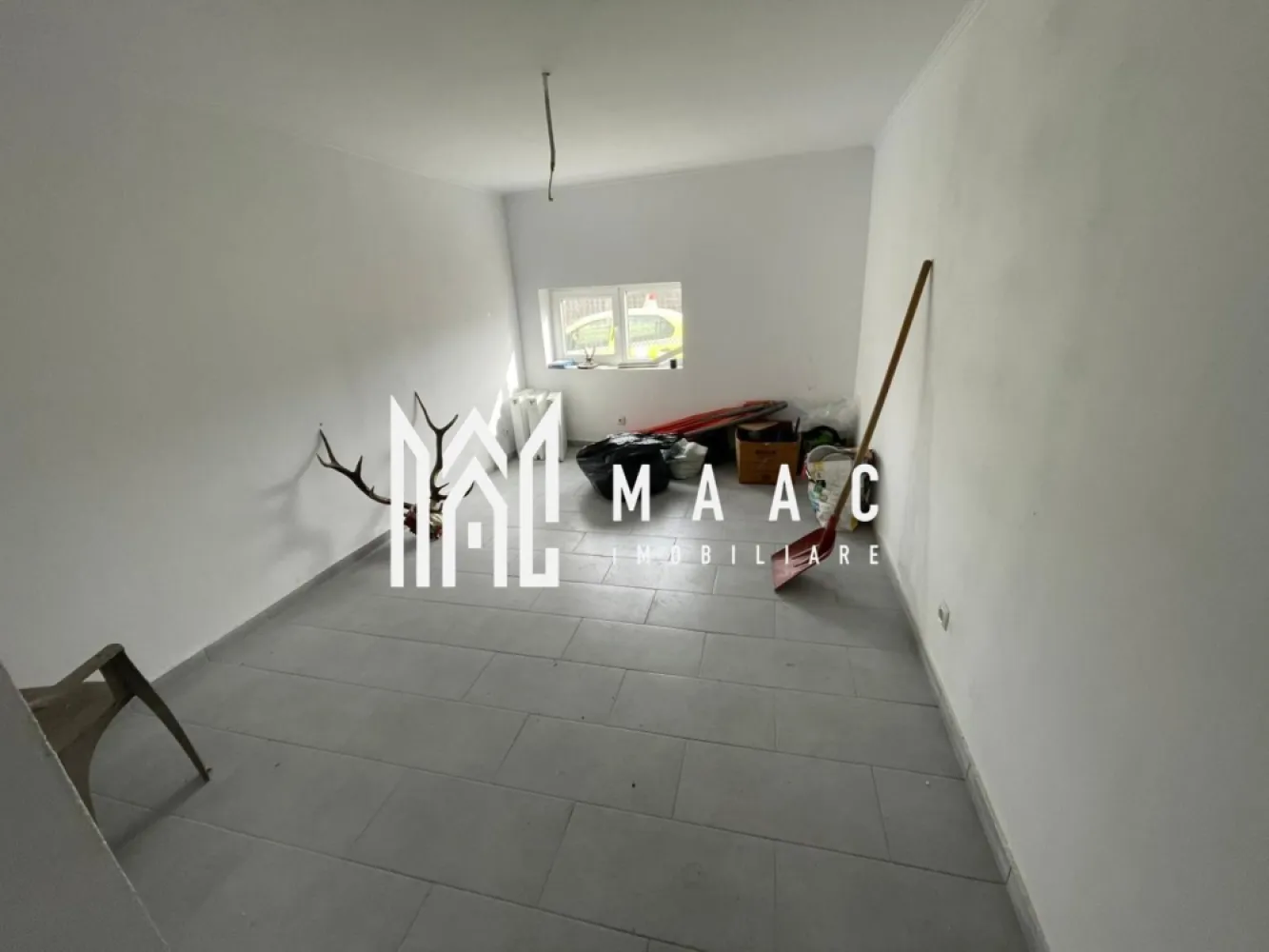 Hala 200mp | Ideală pentru producție sau depozit | Sacel - MAAC Imobiliare vă propune spre închiriere o hală spațioasă de 200 mp, situată în Săcel, într-o zonă accesibilă și ușor retrasă, cu vizibilitate bună și trafic redus. 

Săcel este un punct strategic, oferind liniște și spațiu generos pentru activități industriale sau comerciale, dar și apropiere de infrastructura principală, facilități locale și acces rapid la drumurile județene și orașele din apropiere.

Hala dispune de:
două birouri separate, dintre care unul poate fi transformat într-un vestiar sau într-un spațiu pentru bucătărie / loc de servit masa
o baie utilă pentru personal
sistem de încălzire pe lemne, asigurând un mediu de lucru confortabil în sezonul rece

Proprietatea oferă un spațiu funcțional, potrivit pentru diverse domenii de activitate, cu acces facil și posibilități de personalizare conform nevoilor business-ului tău

Pentru mai multe detalii, precizati telefonic ca ati vazut anuntul cu ID: CP2922640