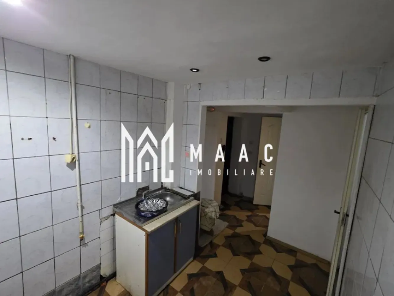 Apartament 2 camere | Parter | Necesita renovare | Cisnadie - MAAC Imobiliare vă prezintă un apartament situat la parter, în localitatea Cisnădie.

Caracteristici:
Apartament situat la parter
Suprafață utilă: 35 mp
Necesită renovare completă
Încălzire prin calorifere
Potrivit pentru locuință sau investiție

Compartimentare:
Hol de acces
Bucătărie separată, poziționată în partea din față
Living
Dormitor
Compartimentare simplă și funcțională, ușor de reconfigurat în urma renovării.

Avantaje
Posibilitatea de amenajare integrală după preferințe

Pentru mai multe detalii precizati telefonic ca ati vazut anuntul cu ID: CP2853327