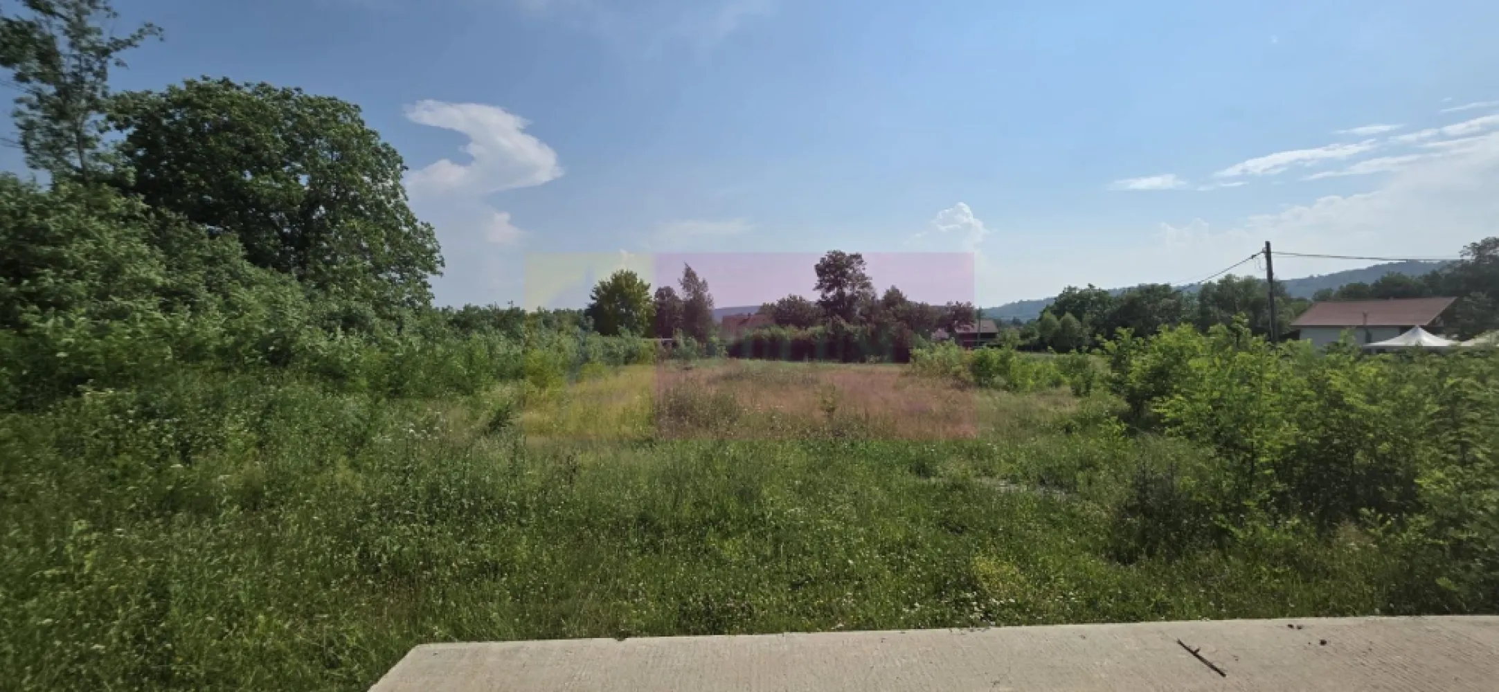 650 mp de liniste, natura si aer curat in Brebu, Prahova - Agentia Imobiliară Mervani vă prezintă spre vânzare un teren intravilan situat în comuna Brebu, județul Prahova, una dintre cele mai apreciate zone de deal, renumită pentru aerul curat, liniște și peisajele naturale.

Terenul are o suprafață de 650 mp, o deschidere la drum de 17 metri și o adâncime de aproximativ 33 metri, fiind ideal pentru construirea unei case de vacanță sau a unei locuințe permanente.

Proprietatea este amplasată într-o zonă verde, cu vecinătăți formate din case și locuințe de vacanță. Accesul se realizează pe un drum pietruit, iar drumul asfaltat se află la doar aproximativ 30 de metri.

Utilitățile disponibile la limita proprietății sunt:

 apă;
 energie electrică;
 cablu TV;
 internet.

Comuna Brebu se află la aproximativ 100 km de București și oferă toate facilitățile necesare unui trai confortabil: magazine, servicii, școală, grădiniță și alte puncte de interes. Totodată, localitatea este recunoscută pentru obiectivele sale turistice, precum Mănăstirea Brebu, lacul și parcul central, fiind o destinație apreciată atât pentru locuire, cât și pentru relaxare.
Pentru vizionare - Agentia Imobiliara Mervani - 0729.935.536