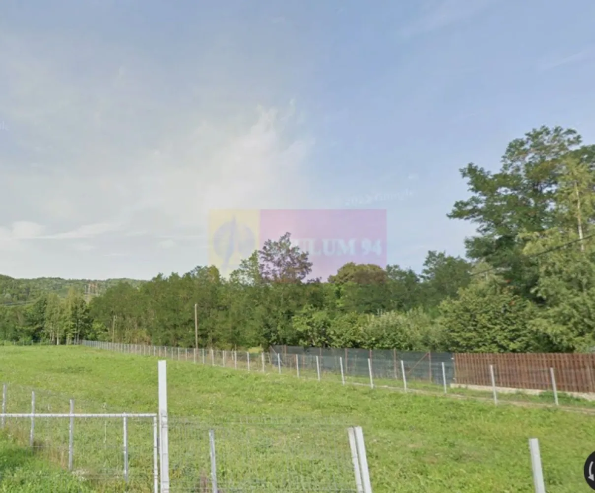650 mp de liniste, natura si aer curat in Brebu, Prahova - Agentia Imobiliară Mervani vă prezintă spre vânzare un teren intravilan situat în comuna Brebu, județul Prahova, una dintre cele mai apreciate zone de deal, renumită pentru aerul curat, liniște și peisajele naturale.

Terenul are o suprafață de 650 mp, o deschidere la drum de 17 metri și o adâncime de aproximativ 33 metri, fiind ideal pentru construirea unei case de vacanță sau a unei locuințe permanente.

Proprietatea este amplasată într-o zonă verde, cu vecinătăți formate din case și locuințe de vacanță. Accesul se realizează pe un drum pietruit, iar drumul asfaltat se află la doar aproximativ 30 de metri.

Utilitățile disponibile la limita proprietății sunt:

 apă;
 energie electrică;
 cablu TV;
 internet.

Comuna Brebu se află la aproximativ 100 km de București și oferă toate facilitățile necesare unui trai confortabil: magazine, servicii, școală, grădiniță și alte puncte de interes. Totodată, localitatea este recunoscută pentru obiectivele sale turistice, precum Mănăstirea Brebu, lacul și parcul central, fiind o destinație apreciată atât pentru locuire, cât și pentru relaxare.
Pentru vizionare - Agentia Imobiliara Mervani - 0729.935.536