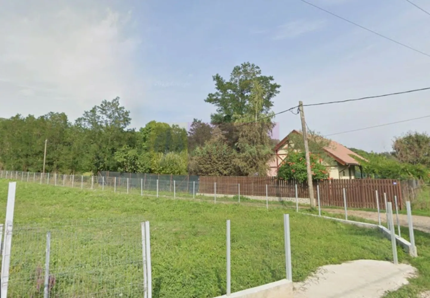 650 mp de liniste, natura si aer curat in Brebu, Prahova - Agentia Imobiliară Mervani vă prezintă spre vânzare un teren intravilan situat în comuna Brebu, județul Prahova, una dintre cele mai apreciate zone de deal, renumită pentru aerul curat, liniște și peisajele naturale.

Terenul are o suprafață de 650 mp, o deschidere la drum de 17 metri și o adâncime de aproximativ 33 metri, fiind ideal pentru construirea unei case de vacanță sau a unei locuințe permanente.

Proprietatea este amplasată într-o zonă verde, cu vecinătăți formate din case și locuințe de vacanță. Accesul se realizează pe un drum pietruit, iar drumul asfaltat se află la doar aproximativ 30 de metri.

Utilitățile disponibile la limita proprietății sunt:

 apă;
 energie electrică;
 cablu TV;
 internet.

Comuna Brebu se află la aproximativ 100 km de București și oferă toate facilitățile necesare unui trai confortabil: magazine, servicii, școală, grădiniță și alte puncte de interes. Totodată, localitatea este recunoscută pentru obiectivele sale turistice, precum Mănăstirea Brebu, lacul și parcul central, fiind o destinație apreciată atât pentru locuire, cât și pentru relaxare.
Pentru vizionare - Agentia Imobiliara Mervani - 0729.935.536