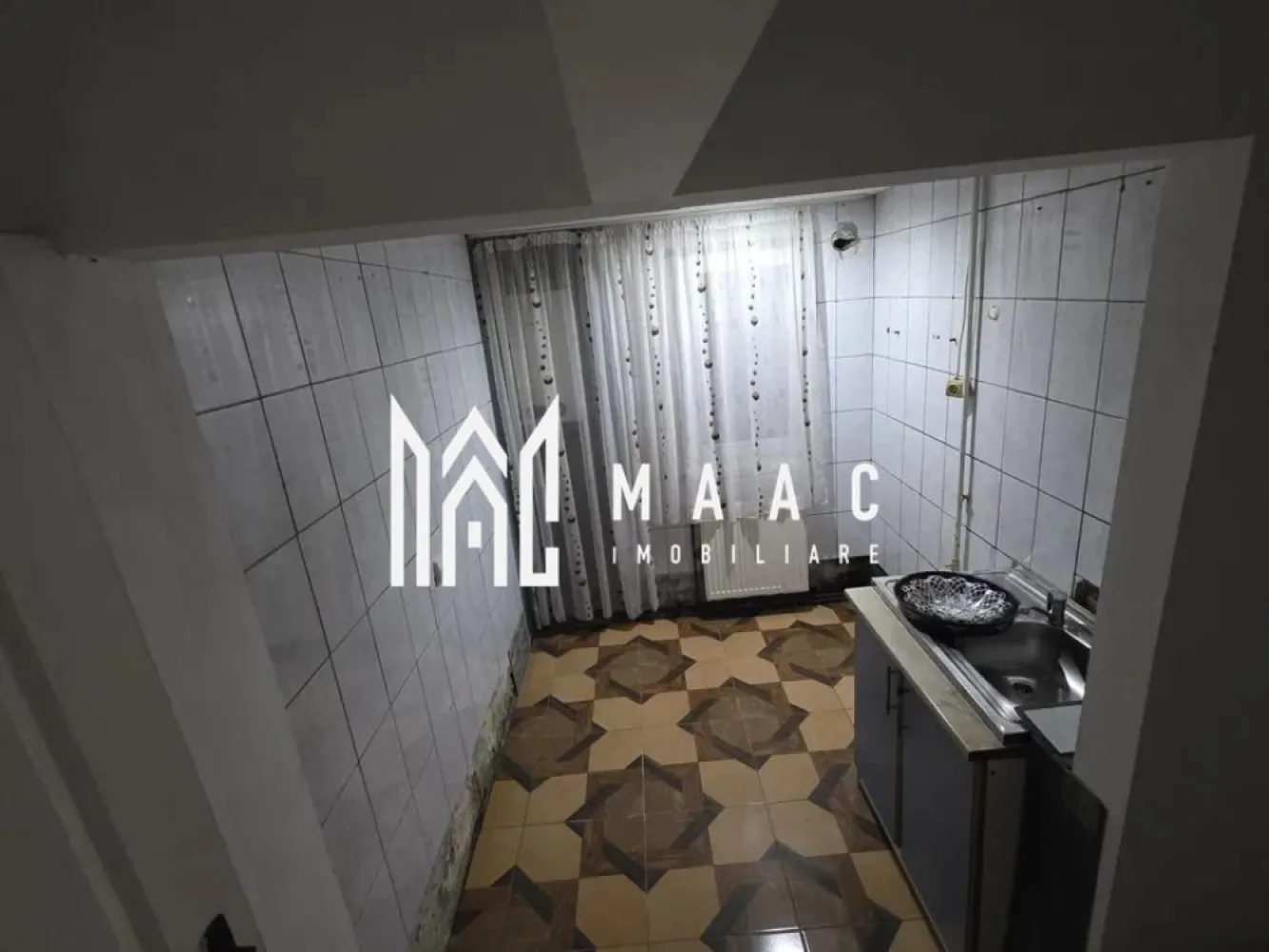 Apartament 2 camere | Parter | Necesita renovare | Cisnadie - MAAC Imobiliare vă prezintă un apartament situat la parter, în localitatea Cisnădie.

Caracteristici:
Apartament situat la parter
Suprafață utilă: 35 mp
Necesită renovare completă
Încălzire prin calorifere
Potrivit pentru locuință sau investiție

Compartimentare:
Hol de acces
Bucătărie separată, poziționată în partea din față
Living
Dormitor
Compartimentare simplă și funcțională, ușor de reconfigurat în urma renovării.

Avantaje
Posibilitatea de amenajare integrală după preferințe

Pentru mai multe detalii precizati telefonic ca ati vazut anuntul cu ID: CP2853327
