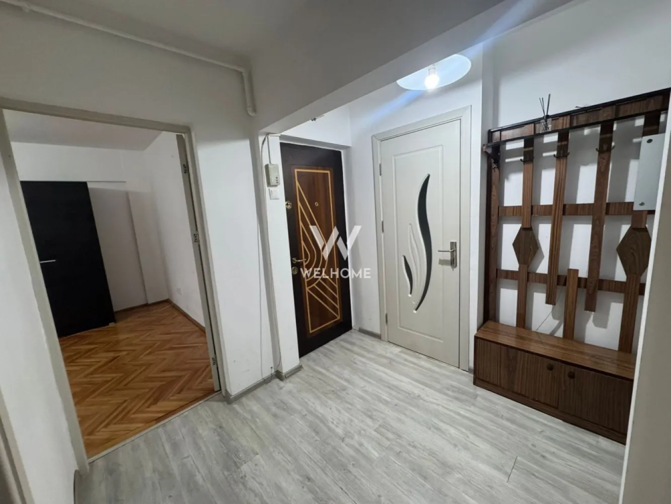 Apartament de inchiriat, 2 camere, Strand, Sibiu - Va oferim spre inchiriere un apartament total decomandat, situat la etajul 1 al unui bloc de pe strada Bihorului din cartierul Strand (blocul cu Digi).
In imediata apropiere: magazine, farmacii, statii de autobuz
Apartamentul a fost recent eliberat, este complet mobilat (urmeaza sa fie adusa si o canapea noua)

Compartimentare:
hol, baie, dormitor cu iesire pe balcon, bucatarie inchisa cu camara, living spatios

Pret inchiriere: 390 euro/luna, usor negociabil+ o luna garantie
Comision agentie: 50% din contravaloarea unei chirii
NU se accepta animale de companie
Detalii: 0752.088.381- Roxana