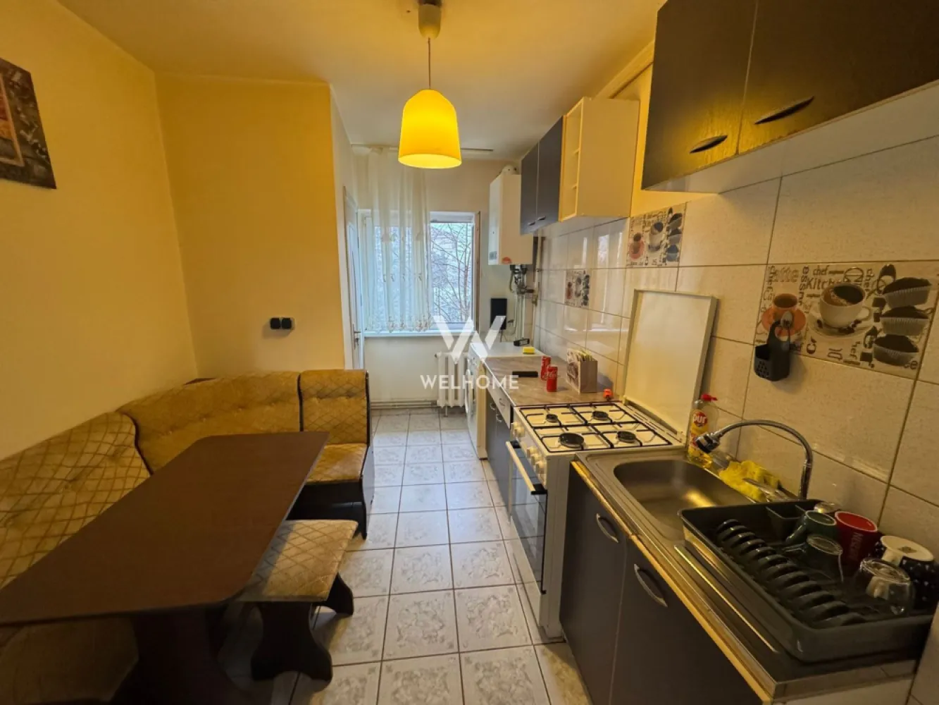 Apartament de inchiriat, 2 camere, Strand, Sibiu - Va oferim spre inchiriere un apartament total decomandat, situat la etajul 1 al unui bloc de pe strada Bihorului din cartierul Strand (blocul cu Digi).
In imediata apropiere: magazine, farmacii, statii de autobuz
Apartamentul a fost recent eliberat, este complet mobilat (urmeaza sa fie adusa si o canapea noua)

Compartimentare:
hol, baie, dormitor cu iesire pe balcon, bucatarie inchisa cu camara, living spatios

Pret inchiriere: 390 euro/luna, usor negociabil+ o luna garantie
Comision agentie: 50% din contravaloarea unei chirii
NU se accepta animale de companie
Detalii: 0752.088.381- Roxana