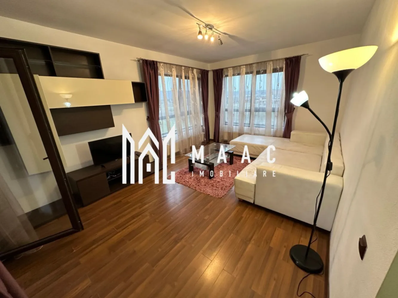 Apartament 2 camere | Etaj2 | Balcon | Decomandat | Selimbar - MAAC Imobiliare vă propune spre vânzare un apartament cu 2 camere, complet mobilat și utilat, situat în Șelimbăr.

Caracteristici:
Apartament cu 2 camere, decomandat
Suprafață utilă: 69 mp
Situat la etajul 2 al unui imobil cu regim de înălțime P+3
Bloc izolat termic
An construcție: 2010
Încălzire prin calorifere, cu centrală termică proprie
Loc de parcare suprateran.

Compartimentare:
Living, dormitor, bucătărie închisă, complet mobilată și utilată, baie dotată cu geam și cadă, hol.
Terasa cu acces atât din living, cât și din bucătărie

Avantaje:
Zonă cu acces rapid la magazine, farmacii, școli, mijloace de transport și alte puncte de interes
Ideal atât pentru locuință personală, cât și pentru investiție.

Pentru mai multe detalii precizati telefonic ca ati vazut anuntul cu ID: CP2853322