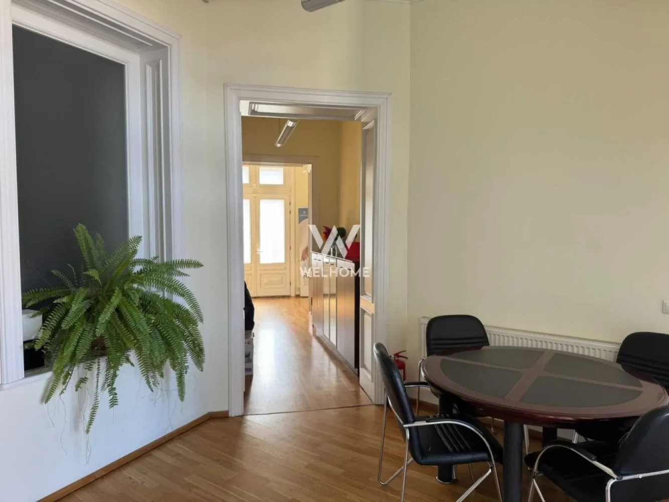 Spațiu birouri de închiriat - zonă centrală - Se închiriază spațiu pentru birouri în zonă centrală, ideal pentru activități de tip office, sediu firmă, cabinet sau servicii profesionale.

📍 Situat la parter, în zona centrală a orașului Sibiu, spațiul beneficiază de acces facil și vizibilitate bună, având două intrări separate (din două străzi diferite), ceea ce oferă flexibilitate în organizarea activității.
🔹 Suprafață utilă: 200 mp
🔹 Compartimentare practică:

7 încăperi / birouri
2 holuri
2 băi
1 terasă

Spațiul se predă nemobilat, la stadiul de alb, cu parchet montat și băi complet funcționale, oferind posibilitatea amenajării în funcție de nevoile chiriașului.

✔️ Utilități contorizate individual
✔️ Încălzire pe gaz
✔️ Energie electrică
✔️ Internet
✔️ Sistem de alarmă
✔️ 2 locuri de parcare în curte

💰 Preț: 1500 euro + TVA/luna
 Comision: 50% din prețul unei chirii
📅 Disponibil din: 15.03.2026