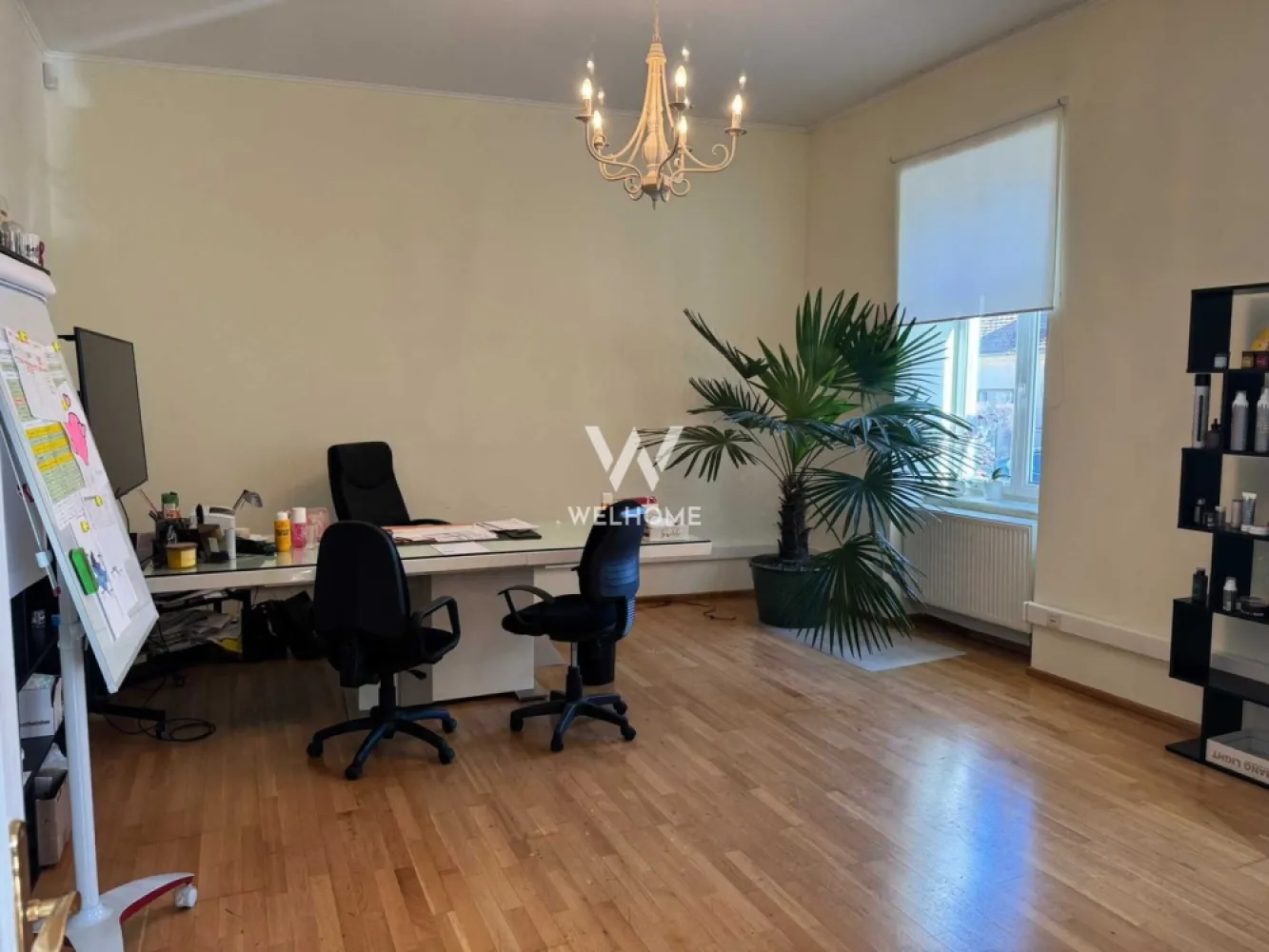 Spațiu birouri de închiriat - zonă centrală - Se închiriază spațiu pentru birouri în zonă centrală, ideal pentru activități de tip office, sediu firmă, cabinet sau servicii profesionale.

📍 Situat la parter, în zona centrală a orașului Sibiu, spațiul beneficiază de acces facil și vizibilitate bună, având două intrări separate (din două străzi diferite), ceea ce oferă flexibilitate în organizarea activității.
🔹 Suprafață utilă: 200 mp
🔹 Compartimentare practică:

7 încăperi / birouri
2 holuri
2 băi
1 terasă

Spațiul se predă nemobilat, la stadiul de alb, cu parchet montat și băi complet funcționale, oferind posibilitatea amenajării în funcție de nevoile chiriașului.

✔️ Utilități contorizate individual
✔️ Încălzire pe gaz
✔️ Energie electrică
✔️ Internet
✔️ Sistem de alarmă
✔️ 2 locuri de parcare în curte

💰 Preț: 1500 euro + TVA/luna
 Comision: 50% din prețul unei chirii
📅 Disponibil din: 15.03.2026
