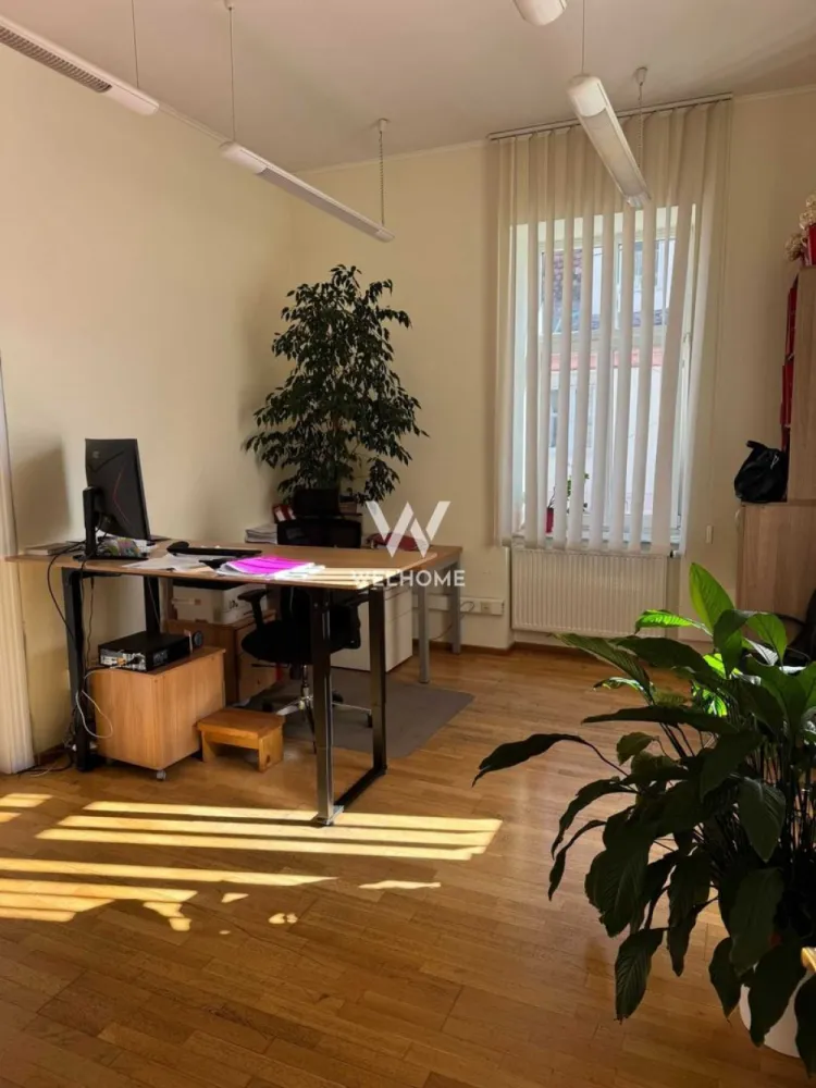 Spațiu birouri de închiriat - zonă centrală - Se închiriază spațiu pentru birouri în zonă centrală, ideal pentru activități de tip office, sediu firmă, cabinet sau servicii profesionale.

📍 Situat la parter, în zona centrală a orașului Sibiu, spațiul beneficiază de acces facil și vizibilitate bună, având două intrări separate (din două străzi diferite), ceea ce oferă flexibilitate în organizarea activității.
🔹 Suprafață utilă: 200 mp
🔹 Compartimentare practică:

7 încăperi / birouri
2 holuri
2 băi
1 terasă

Spațiul se predă nemobilat, la stadiul de alb, cu parchet montat și băi complet funcționale, oferind posibilitatea amenajării în funcție de nevoile chiriașului.

✔️ Utilități contorizate individual
✔️ Încălzire pe gaz
✔️ Energie electrică
✔️ Internet
✔️ Sistem de alarmă
✔️ 2 locuri de parcare în curte

💰 Preț: 1500 euro + TVA/luna
 Comision: 50% din prețul unei chirii
📅 Disponibil din: 15.03.2026