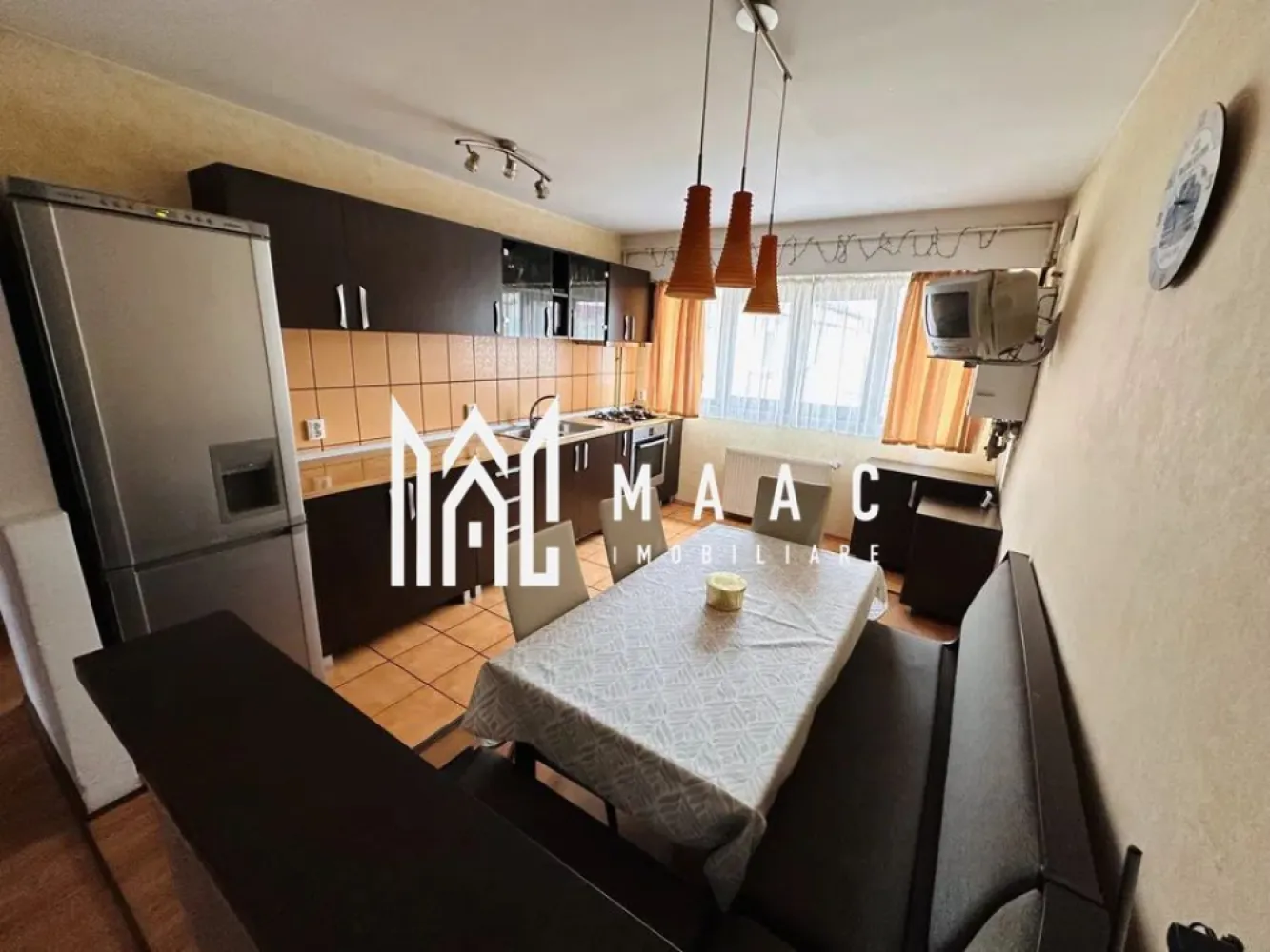 Apartament 3 camere | 70 MP | Decomandat | Vasile Aaron - MAAC Imobiliare vă prezintă spre vânzare un apartament cu 3 camere, decomandat, situat în zona Vasile Aaron.

Caracteristici:
Apartament cu 3 camere, decomandat.
Suprafață utilă de 70 mp.
Situat la etajul 5/5.

Compartimentare:
Hol de acces.
Living.
Două dormitoare.
Bucătărie separată.
Baie principală dotată cu cadă și geam pentru aerisire naturală.
Grup sanitar de serviciu cu chiuvetă.

Vedere și ambient:
Vedere panoramică spre munți.
Lumină naturală pe tot parcursul zilei.

Stare și predare:
Apartamentul se vinde complet mobilat și utilat, exact ca în fotografii.
Gata pentru mutare imediată sau pentru investiție, fără necesitatea unor lucrări suplimentare.

Pentru mai multe detalii precizati telefonic ca ati vazut anuntul cu ID: CP2928890