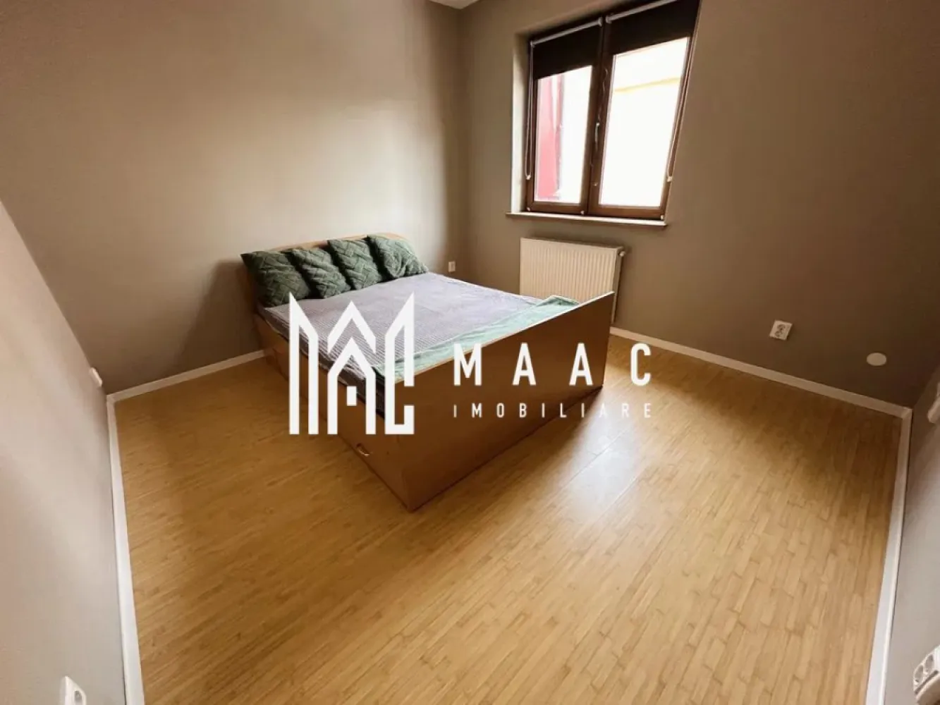 Apartament 3 camere | 70 MP | Decomandat | Vasile Aaron - MAAC Imobiliare vă prezintă spre vânzare un apartament cu 3 camere, decomandat, situat în zona Vasile Aaron.

Caracteristici:
Apartament cu 3 camere, decomandat.
Suprafață utilă de 70 mp.
Situat la etajul 5/5.

Compartimentare:
Hol de acces.
Living.
Două dormitoare.
Bucătărie separată.
Baie principală dotată cu cadă și geam pentru aerisire naturală.
Grup sanitar de serviciu cu chiuvetă.

Vedere și ambient:
Vedere panoramică spre munți.
Lumină naturală pe tot parcursul zilei.

Stare și predare:
Apartamentul se vinde complet mobilat și utilat, exact ca în fotografii.
Gata pentru mutare imediată sau pentru investiție, fără necesitatea unor lucrări suplimentare.

Pentru mai multe detalii precizati telefonic ca ati vazut anuntul cu ID: CP2928890