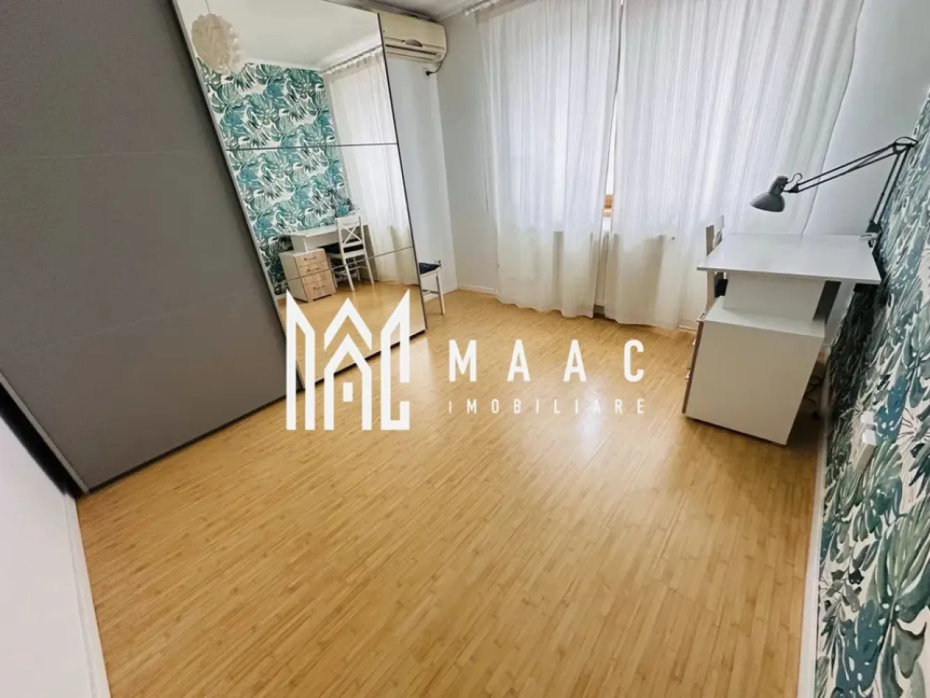 Apartament 3 camere | 70 MP | Decomandat | Vasile Aaron - MAAC Imobiliare vă prezintă spre vânzare un apartament cu 3 camere, decomandat, situat în zona Vasile Aaron.

Caracteristici:
Apartament cu 3 camere, decomandat.
Suprafață utilă de 70 mp.
Situat la etajul 5/5.

Compartimentare:
Hol de acces.
Living.
Două dormitoare.
Bucătărie separată.
Baie principală dotată cu cadă și geam pentru aerisire naturală.
Grup sanitar de serviciu cu chiuvetă.

Vedere și ambient:
Vedere panoramică spre munți.
Lumină naturală pe tot parcursul zilei.

Stare și predare:
Apartamentul se vinde complet mobilat și utilat, exact ca în fotografii.
Gata pentru mutare imediată sau pentru investiție, fără necesitatea unor lucrări suplimentare.

Pentru mai multe detalii precizati telefonic ca ati vazut anuntul cu ID: CP2928890