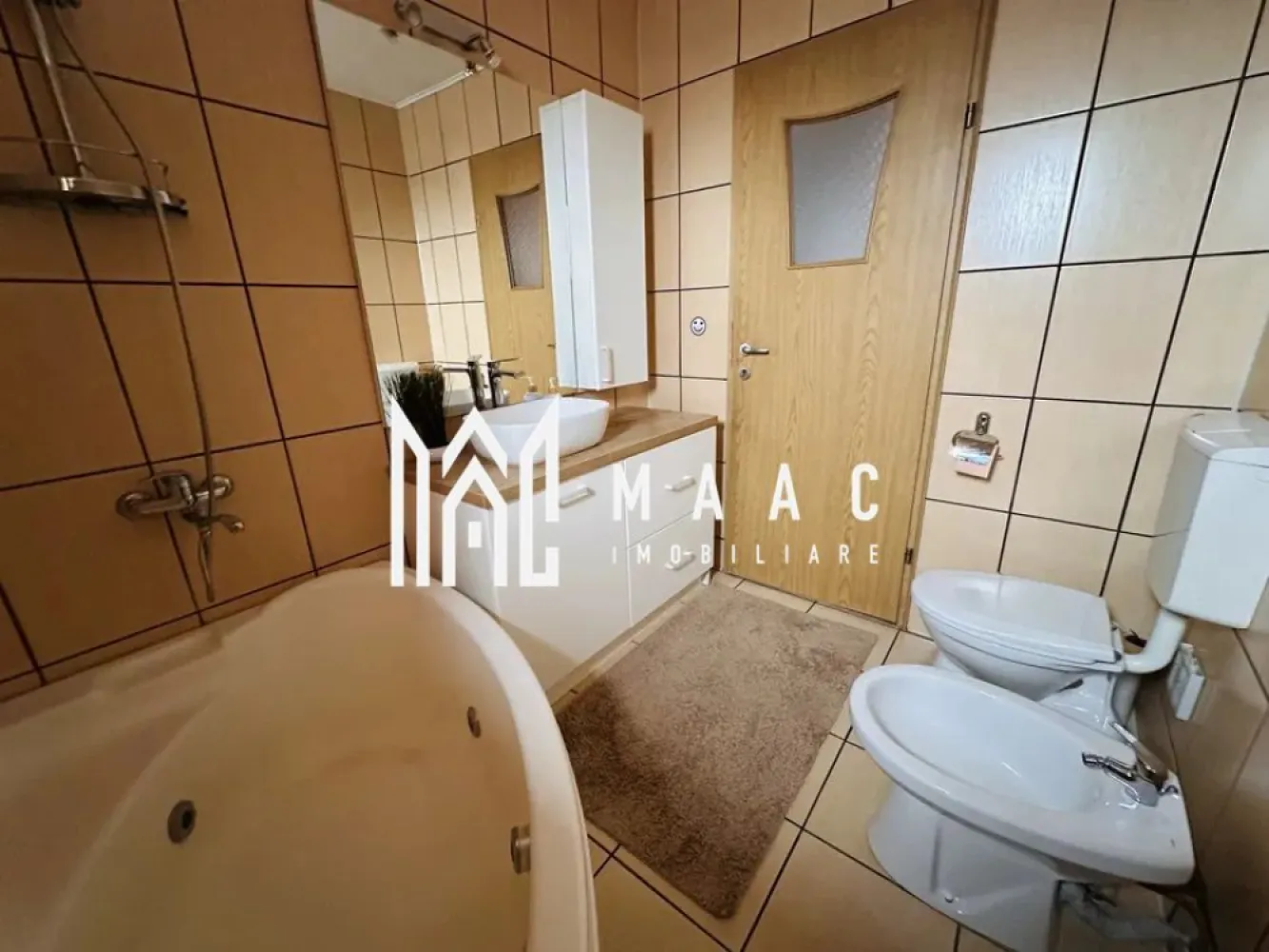 Apartament 3 camere | 70 MP | Decomandat | Vasile Aaron - MAAC Imobiliare vă prezintă spre vânzare un apartament cu 3 camere, decomandat, situat în zona Vasile Aaron.

Caracteristici:
Apartament cu 3 camere, decomandat.
Suprafață utilă de 70 mp.
Situat la etajul 5/5.

Compartimentare:
Hol de acces.
Living.
Două dormitoare.
Bucătărie separată.
Baie principală dotată cu cadă și geam pentru aerisire naturală.
Grup sanitar de serviciu cu chiuvetă.

Vedere și ambient:
Vedere panoramică spre munți.
Lumină naturală pe tot parcursul zilei.

Stare și predare:
Apartamentul se vinde complet mobilat și utilat, exact ca în fotografii.
Gata pentru mutare imediată sau pentru investiție, fără necesitatea unor lucrări suplimentare.

Pentru mai multe detalii precizati telefonic ca ati vazut anuntul cu ID: CP2928890