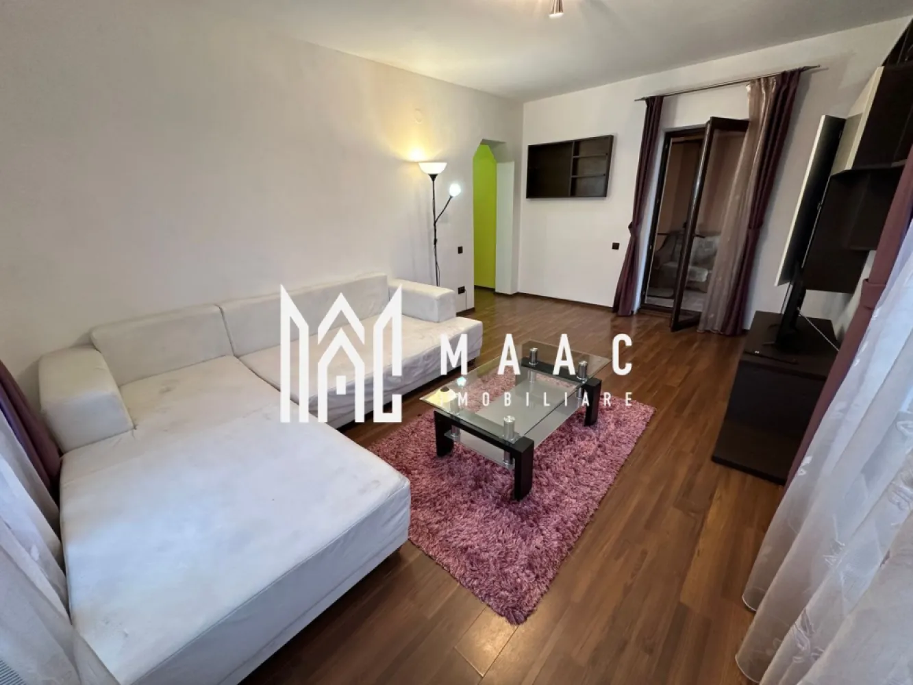 Apartament 2 camere | Etaj2 | Balcon | Decomandat | Selimbar - MAAC Imobiliare vă propune spre vânzare un apartament cu 2 camere, complet mobilat și utilat, situat în Șelimbăr.

Caracteristici:
Apartament cu 2 camere, decomandat
Suprafață utilă: 69 mp
Situat la etajul 2 al unui imobil cu regim de înălțime P+3
Bloc izolat termic
An construcție: 2010
Încălzire prin calorifere, cu centrală termică proprie
Loc de parcare suprateran.

Compartimentare:
Living, dormitor, bucătărie închisă, complet mobilată și utilată, baie dotată cu geam și cadă, hol.
Terasa cu acces atât din living, cât și din bucătărie

Avantaje:
Zonă cu acces rapid la magazine, farmacii, școli, mijloace de transport și alte puncte de interes
Ideal atât pentru locuință personală, cât și pentru investiție.

Pentru mai multe detalii precizati telefonic ca ati vazut anuntul cu ID: CP2853322