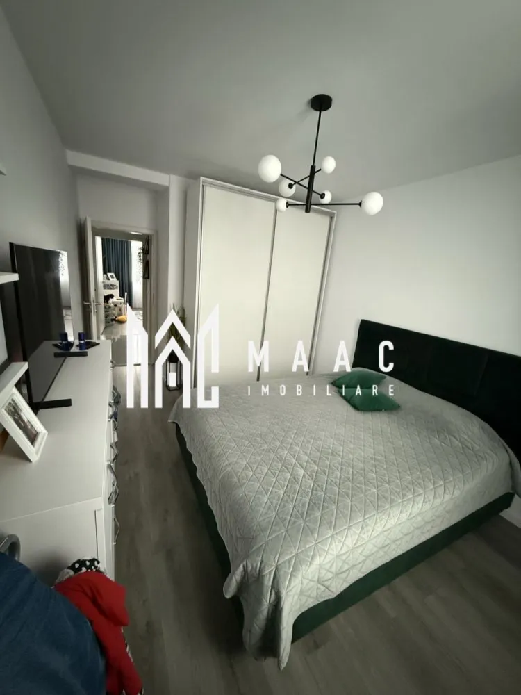 Apartament 3 camere I Etaj 2 I Balcon | Selimbar - MAAC Imobiliare vă propune spre vânzare un apartament modern cu 3 camere, situat în Șelimbăr, într-o zonă liniștită, cu acces facil către principalele puncte de interes ale orașului.

Caracteristici principale:

Suprafață utilă: optim compartimentată

Compartimentare:

Living spațios cu bucătărie open space

2 dormitoare de 13 mp și 14 mp

Baie cu geam de aerisire

Balcon generos

 Dotări și finisaje:

Încălzire în pardoseală pentru confort termic sporit

Geamuri tripan – izolație fonică și termică excelentă

Aer condiționat

Finisaje moderne, atent alese

 Apartamentul se află într-o zonă foarte căutată din Șelimbăr, ideală atât pentru locuință permanentă, cât și pentru investiție, cu acces rapid către magazine, școli, mijloace de transport și puncte comerciale importante.

Pentru mai multe detalii și vizionări, precizati telefonic ca ati vazut anuntul cu ID: CP2772301