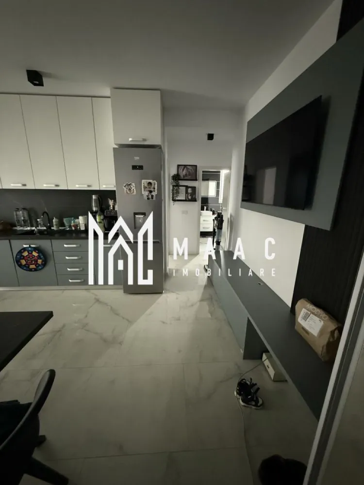 Apartament 3 camere I Etaj 2 I Balcon | Selimbar - MAAC Imobiliare vă propune spre vânzare un apartament modern cu 3 camere, situat în Șelimbăr, într-o zonă liniștită, cu acces facil către principalele puncte de interes ale orașului.

Caracteristici principale:

Suprafață utilă: optim compartimentată

Compartimentare:

Living spațios cu bucătărie open space

2 dormitoare de 13 mp și 14 mp

Baie cu geam de aerisire

Balcon generos

 Dotări și finisaje:

Încălzire în pardoseală pentru confort termic sporit

Geamuri tripan – izolație fonică și termică excelentă

Aer condiționat

Finisaje moderne, atent alese

 Apartamentul se află într-o zonă foarte căutată din Șelimbăr, ideală atât pentru locuință permanentă, cât și pentru investiție, cu acces rapid către magazine, școli, mijloace de transport și puncte comerciale importante.

Pentru mai multe detalii și vizionări, precizati telefonic ca ati vazut anuntul cu ID: CP2772301