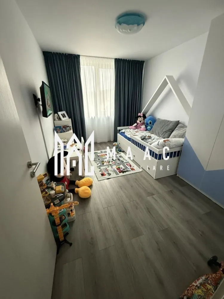 Apartament 3 camere I Etaj 2 I Balcon | Selimbar - MAAC Imobiliare vă propune spre vânzare un apartament modern cu 3 camere, situat în Șelimbăr, într-o zonă liniștită, cu acces facil către principalele puncte de interes ale orașului.

Caracteristici principale:

Suprafață utilă: optim compartimentată

Compartimentare:

Living spațios cu bucătărie open space

2 dormitoare de 13 mp și 14 mp

Baie cu geam de aerisire

Balcon generos

 Dotări și finisaje:

Încălzire în pardoseală pentru confort termic sporit

Geamuri tripan – izolație fonică și termică excelentă

Aer condiționat

Finisaje moderne, atent alese

 Apartamentul se află într-o zonă foarte căutată din Șelimbăr, ideală atât pentru locuință permanentă, cât și pentru investiție, cu acces rapid către magazine, școli, mijloace de transport și puncte comerciale importante.

Pentru mai multe detalii și vizionări, precizati telefonic ca ati vazut anuntul cu ID: CP2772301