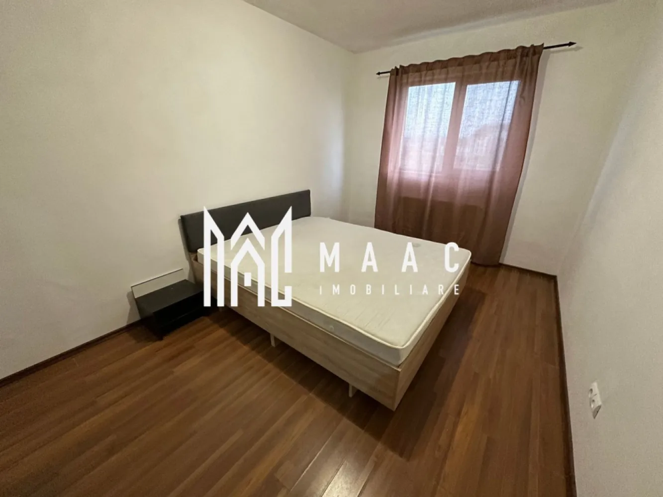 Apartament 2 camere | Etaj2 | Balcon | Decomandat | Selimbar - MAAC Imobiliare vă propune spre vânzare un apartament cu 2 camere, complet mobilat și utilat, situat în Șelimbăr.

Caracteristici:
Apartament cu 2 camere, decomandat
Suprafață utilă: 69 mp
Situat la etajul 2 al unui imobil cu regim de înălțime P+3
Bloc izolat termic
An construcție: 2010
Încălzire prin calorifere, cu centrală termică proprie
Loc de parcare suprateran.

Compartimentare:
Living, dormitor, bucătărie închisă, complet mobilată și utilată, baie dotată cu geam și cadă, hol.
Terasa cu acces atât din living, cât și din bucătărie

Avantaje:
Zonă cu acces rapid la magazine, farmacii, școli, mijloace de transport și alte puncte de interes
Ideal atât pentru locuință personală, cât și pentru investiție.

Pentru mai multe detalii precizati telefonic ca ati vazut anuntul cu ID: CP2853322