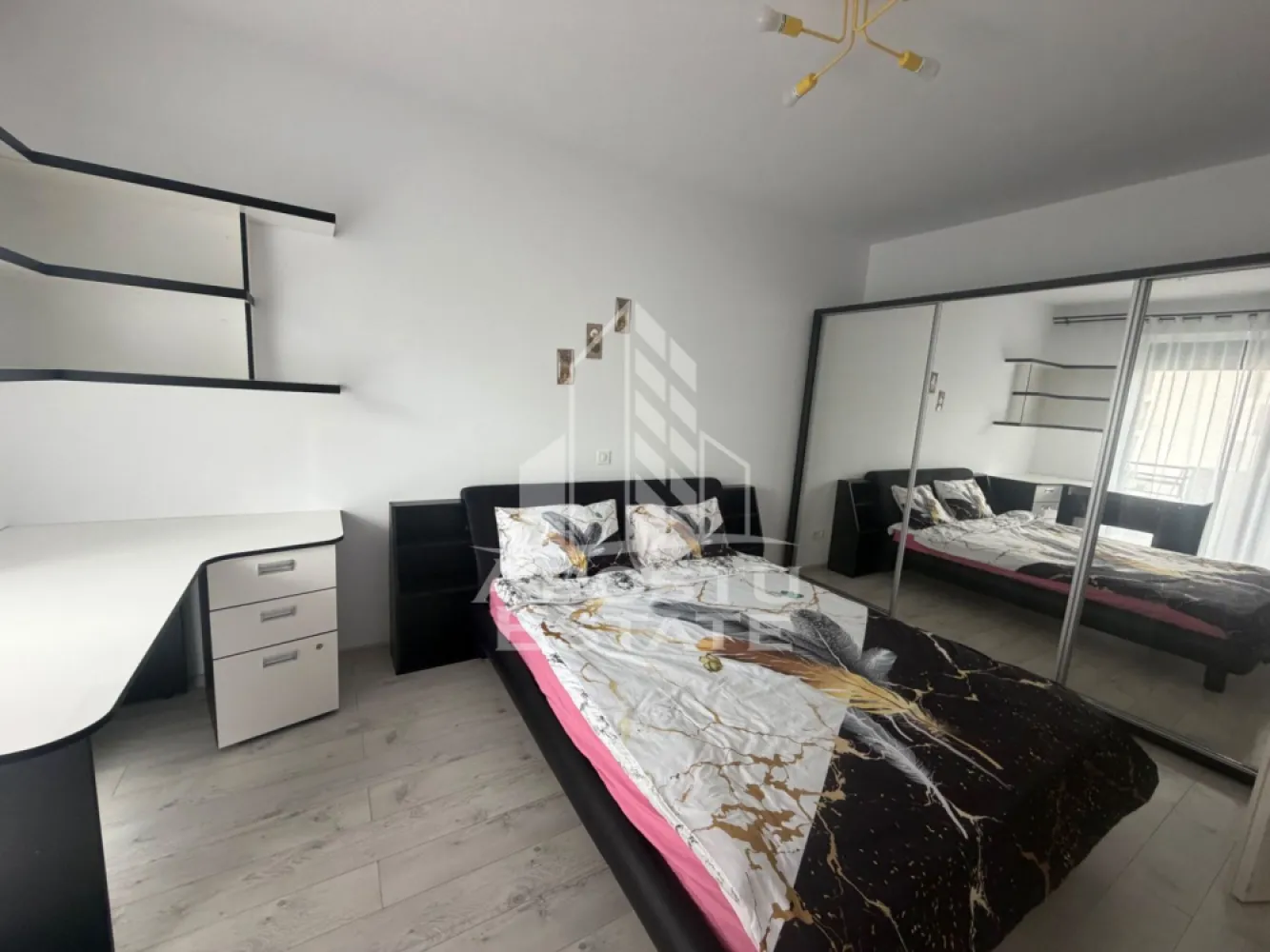 Apartament cu 2 camere de închiriat, Iris , Zona Aradului,Timisoara - Agentia imobiliara APOSTU ESTATE va propune spre inchiriere un apartament cu 2 camere, spatios si luminos, situat in zona Aradului , o zona linistita si bine pozitionata din Timisoara, potrivit pentru cupluri,familii, sau studenti care isi doresc o locuinta unde sa se simta confortabil si cu acces facil catre scoli, statii de autobuz, supermarketuri , magazine de zona, parcuri.

Suprafata utila: 56 mp
Compartimentare eficienta:
-Hol de acces generos
-Bucatarie complet mobilata si utilata, cu loc de luat masa
-Living luminos si spatios
-Dormitor mobilat si utilat
-Baie 
-Balcon mare de 13 mp 

Confort si facilitati:
-Incalzirea apartamentului: centrala proprie 
-Apartamentul este complet mobilat si utilat de către proprietar 
Localizare:
-Timis,Timisoara, zona Aradului – acces facil spre magazine, supermarketul Lidl, scoli, parcuri si mijloace de transport in comun.

Ideal pentru:
-Familii
-Cupluri
-Studenti
Pret chirie lunara: 450 euro 
Programeaza o vizionare pentru a-ti putea imagina viitorul aici!
ID intern: CP3193006
