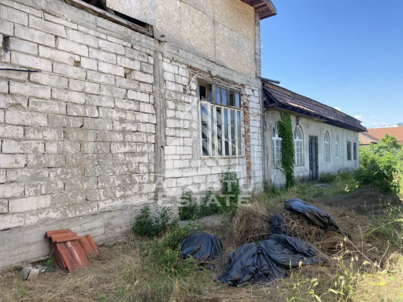 Casa individuala de vanzare Kiriak/Elisabetin - APOSTU ESTATE va propune spre vanzare, in exclusivitate, o casa cu teren, situata convenabil, in zona Kiriac/Elisabetin, la cateva minute de mers pe jos de centrul Timisoarei.

Suprafata terenului este de 650mp, cu front stradal larg (14 metri), vecinatate linistita. Casa este din caramida, cu planseu din beton, acoperis in stare relativ buna.

Locuinta este racordata la toate utilitatile. Este necesara renovare completa.

Va invitam la o vizionare chiar astazi.

CP3195425