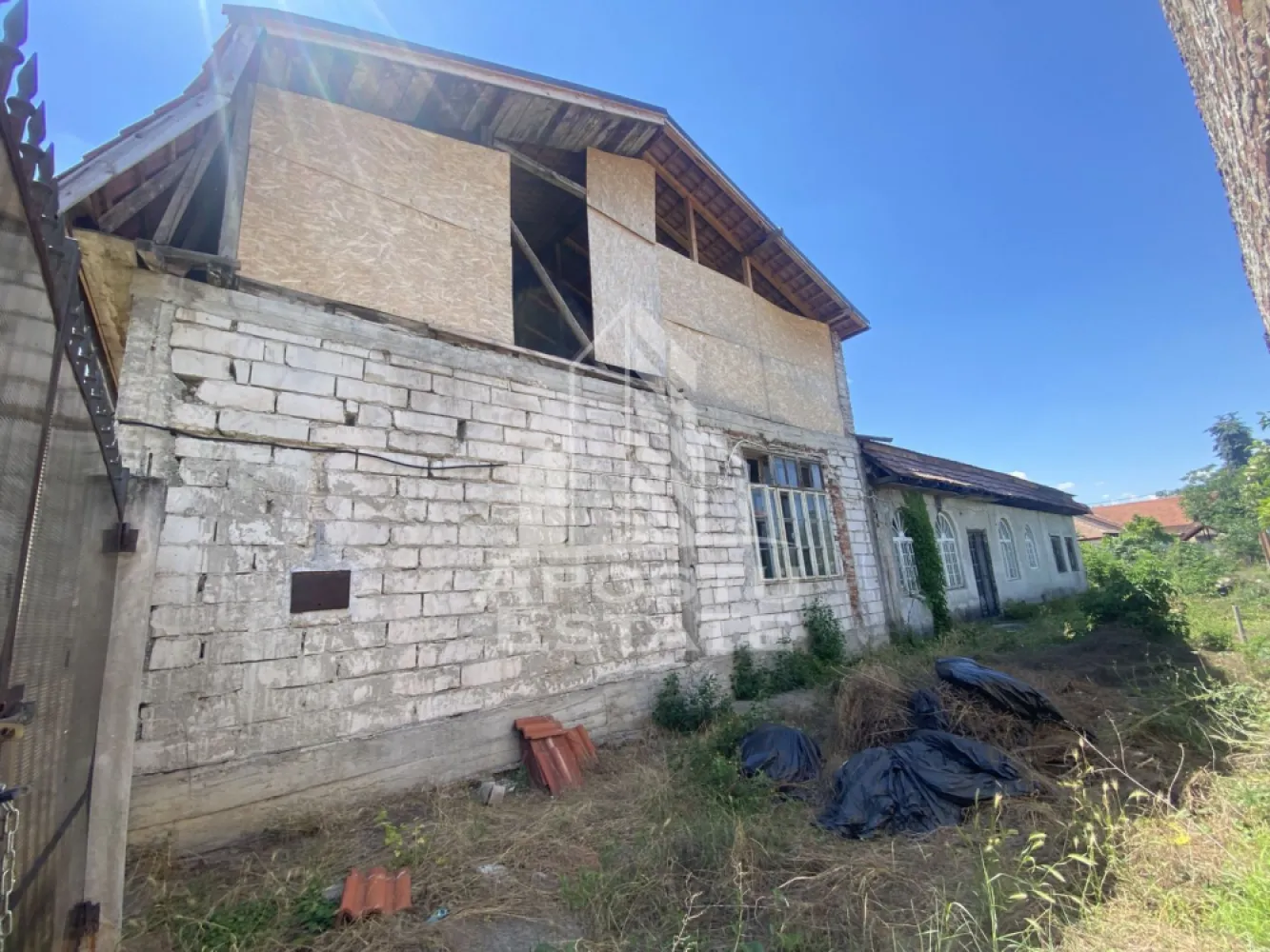 Casa individuala de vanzare Kiriak/Elisabetin - APOSTU ESTATE va propune spre vanzare, in exclusivitate, o casa cu teren, situata convenabil, in zona Kiriac/Elisabetin, la cateva minute de mers pe jos de centrul Timisoarei.

Suprafata terenului este de 650mp, cu front stradal larg (14 metri), vecinatate linistita. Casa este din caramida, cu planseu din beton, acoperis in stare relativ buna.

Locuinta este racordata la toate utilitatile. Este necesara renovare completa.

Va invitam la o vizionare chiar astazi.

CP3195425