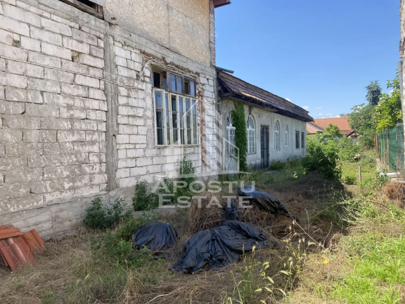 Casa individuala de vanzare Kiriak/Elisabetin - APOSTU ESTATE va propune spre vanzare, in exclusivitate, o casa cu teren, situata convenabil, in zona Kiriac/Elisabetin, la cateva minute de mers pe jos de centrul Timisoarei.

Suprafata terenului este de 650mp, cu front stradal larg (14 metri), vecinatate linistita. Casa este din caramida, cu planseu din beton, acoperis in stare relativ buna.

Locuinta este racordata la toate utilitatile. Este necesara renovare completa.

Va invitam la o vizionare chiar astazi.

CP3195425