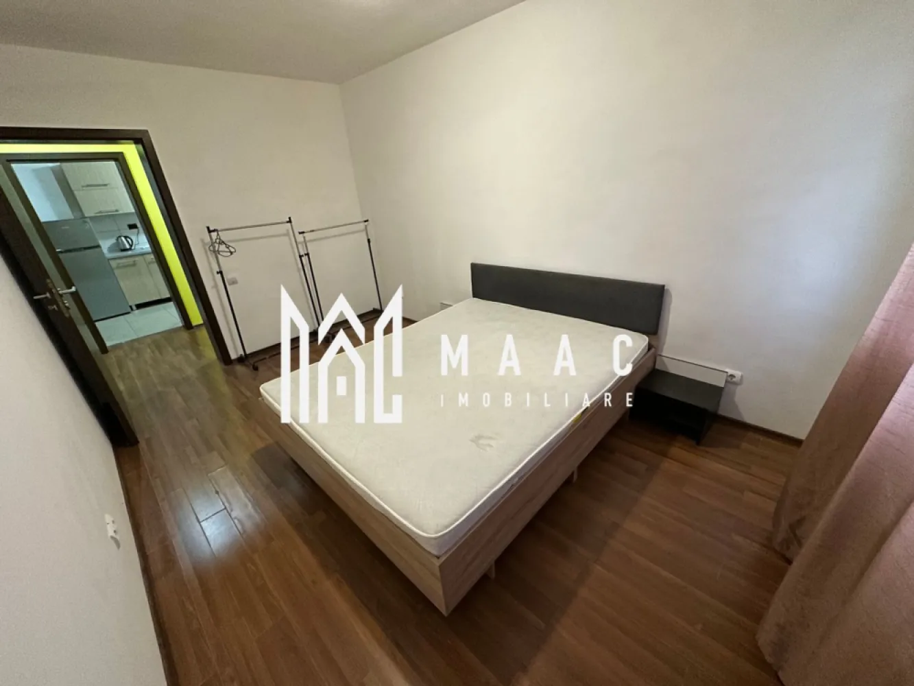 Apartament 2 camere | Etaj2 | Balcon | Decomandat | Selimbar - MAAC Imobiliare vă propune spre vânzare un apartament cu 2 camere, complet mobilat și utilat, situat în Șelimbăr.

Caracteristici:
Apartament cu 2 camere, decomandat
Suprafață utilă: 69 mp
Situat la etajul 2 al unui imobil cu regim de înălțime P+3
Bloc izolat termic
An construcție: 2010
Încălzire prin calorifere, cu centrală termică proprie
Loc de parcare suprateran.

Compartimentare:
Living, dormitor, bucătărie închisă, complet mobilată și utilată, baie dotată cu geam și cadă, hol.
Terasa cu acces atât din living, cât și din bucătărie

Avantaje:
Zonă cu acces rapid la magazine, farmacii, școli, mijloace de transport și alte puncte de interes
Ideal atât pentru locuință personală, cât și pentru investiție.

Pentru mai multe detalii precizati telefonic ca ati vazut anuntul cu ID: CP2853322