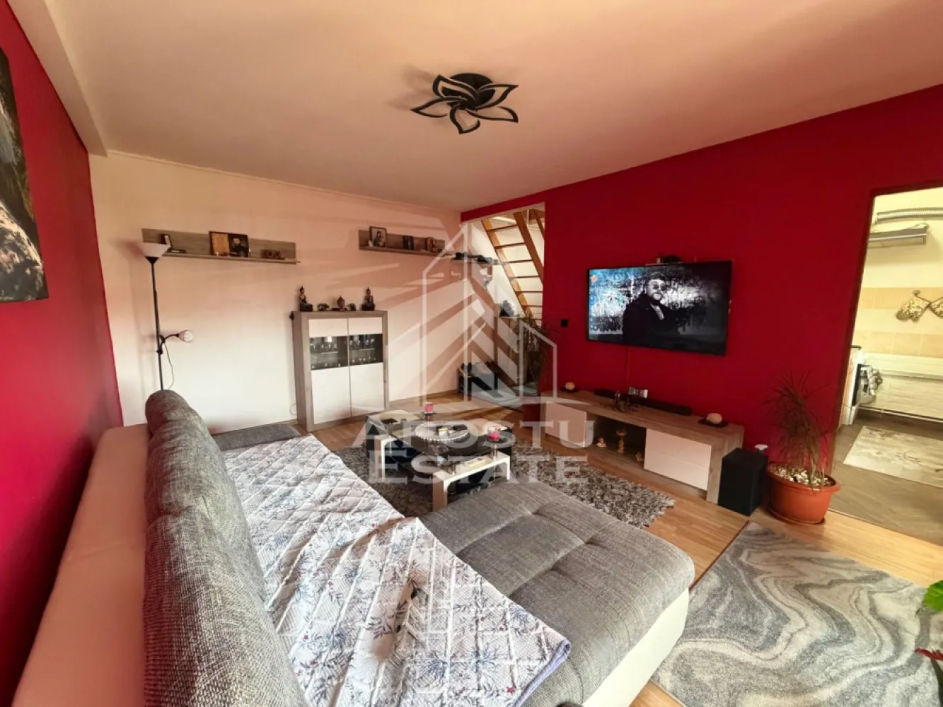 Apartament cu 2 camere de vânzare , Zona Lipovei, Timișoara - Agenţia imobiliara Apostu Estate va propune spre vânzare un apartament nou cu 2 camere ,situat în zona Lipovei ,una dintre cele mai căutate zone din Timisoara . Ideal atât pentru locuinţa proprie , cat si pentru investiţie

 Imobilul este amplasat la etajul 5 , la mansarda construita in 2008 , având o suprafață utilă de 57 mp 
 
 Compartimentare :
Apartament dispus pe două niveluri:
-primul nivel – living cu bucătărie și baie 
-nivelul superior – dormitor

 Apartamentul se vinde complet mobilat , conform pozelor
 
 Beneficii suplimentare :
 - Compartimentare eficientă 
 - Aer condiționat în ambele camere 
 - Zona excelenta pentru locuit sau investiţie
 
 Vecinătăţi :
 -Lidl
 -Iulius Mall 
 -Scoli precum generala nr 7 
 -Mijloace de transport in comun
 
 Pentru mai multe detalii si programarea unei vizionari , va stam cu drag la dispoziţie .
 
 Apartamentul nu se poate achizitiona prin credit bancar . 
 ID INTERN: CP3192886