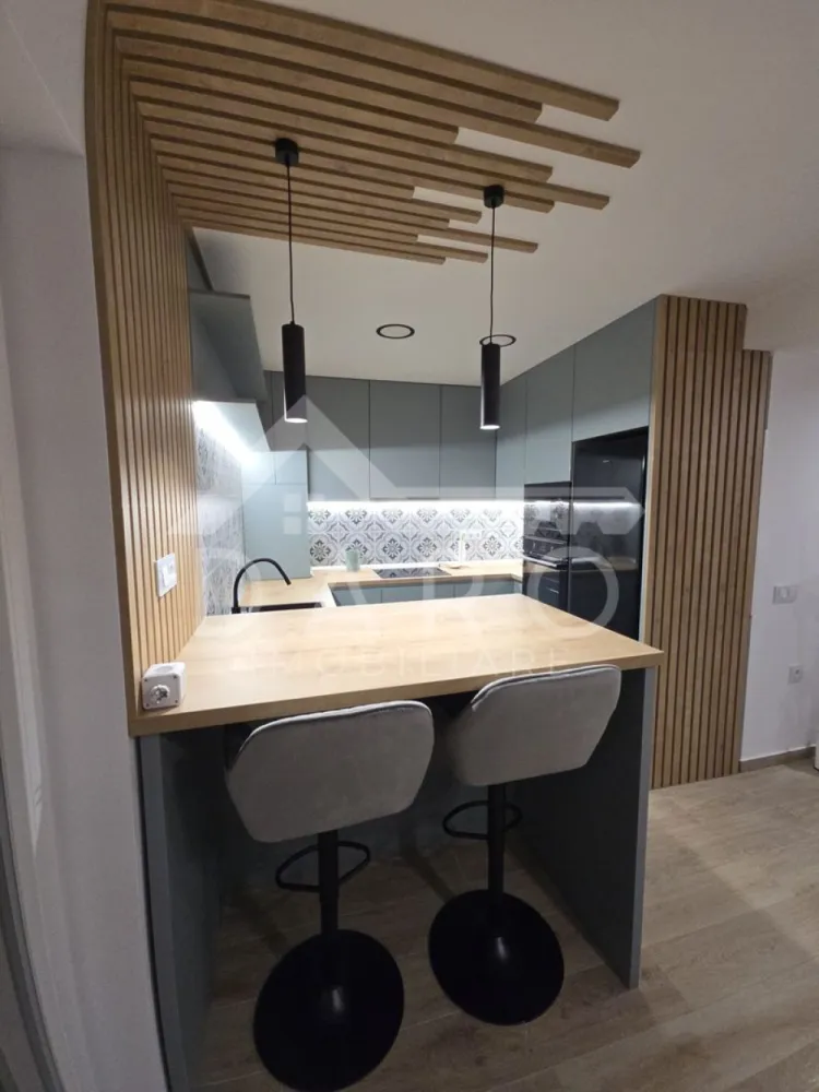 Duplex Panoramica Residence | 110 mp + curte 300 mp | prima închiriere - 🏡 Închiriere duplex premium – Panoramica Residence, Unirii | Prima închiriere | 1.100 €/lună
Se oferă spre închiriere casă tip duplex, situată în Târgu Mureș, cartierul Unirii – Panoramica Residence, într-o zonă liniștită, cu priveliște panoramică asupra orașului. Proprietatea este ideală pentru o familie care își dorește confort, intimitate și un standard ridicat de locuire.
💰 Chirie: 1.100 €/lună
🔒 Garanție: echivalentul a 2 luni de chirie
📐 Suprafață utilă: 110 mp
🌳 Curte: 300 mp
✔ prima închiriere
✔ disponibilă imediat
Compartimentare:
Parter:
✔ living open-space luminos
✔ bucătărie complet utilată
✔ baie cu duș
✔ terasă închisă
Etaj:
✔ 2 dormitoare
✔ 1 dressing
✔ baie spațioasă cu cadă freestanding
✔ balcon
Dotări și beneficii:
✔ încălzire în pardoseală în toată casa
✔ complet mobilată și utilată modern
✔ electrocasnice complete: mașină de spălat rufe, mașină de spălat vase, frigider, cuptor cu microunde etc.
✔ locuință pregătită pentru mutare imediată
✔ curte proprie – ideală pentru relaxare
Avantaje locație:
📍 Panoramica Residence – zonă rezidențială premium
📍 liniște, aer curat și priveliște deosebită
📍 acces rapid către oraș
📍 vecinătăți selecte
💎 O locuință modernă, spațioasă și elegantă, perfectă pentru un stil de viață confortabil.
🤝 Proprietate promovată prin DARO Imobiliare
💳 Te gândești ca în viitor să îți cumperi propria locuință?
Prin Kiwi Finance îți ofer:
✔ analiză GRATUITĂ a eligibilității
✔ acces la oferte de la peste 12 bănci
✔ negocierea dobânzii în favoarea ta
✔ suport complet până la semnare
📞 Detalii și vizionări:
Coman Maria – DARO Imobiliare & Kiwi Finance
📱 0749 535 729
🔑 DARO Imobiliare – proprietăți premium pentru clienți premium.
💳 Kiwi Finance – obținem creditul pentru a o cumpăra.