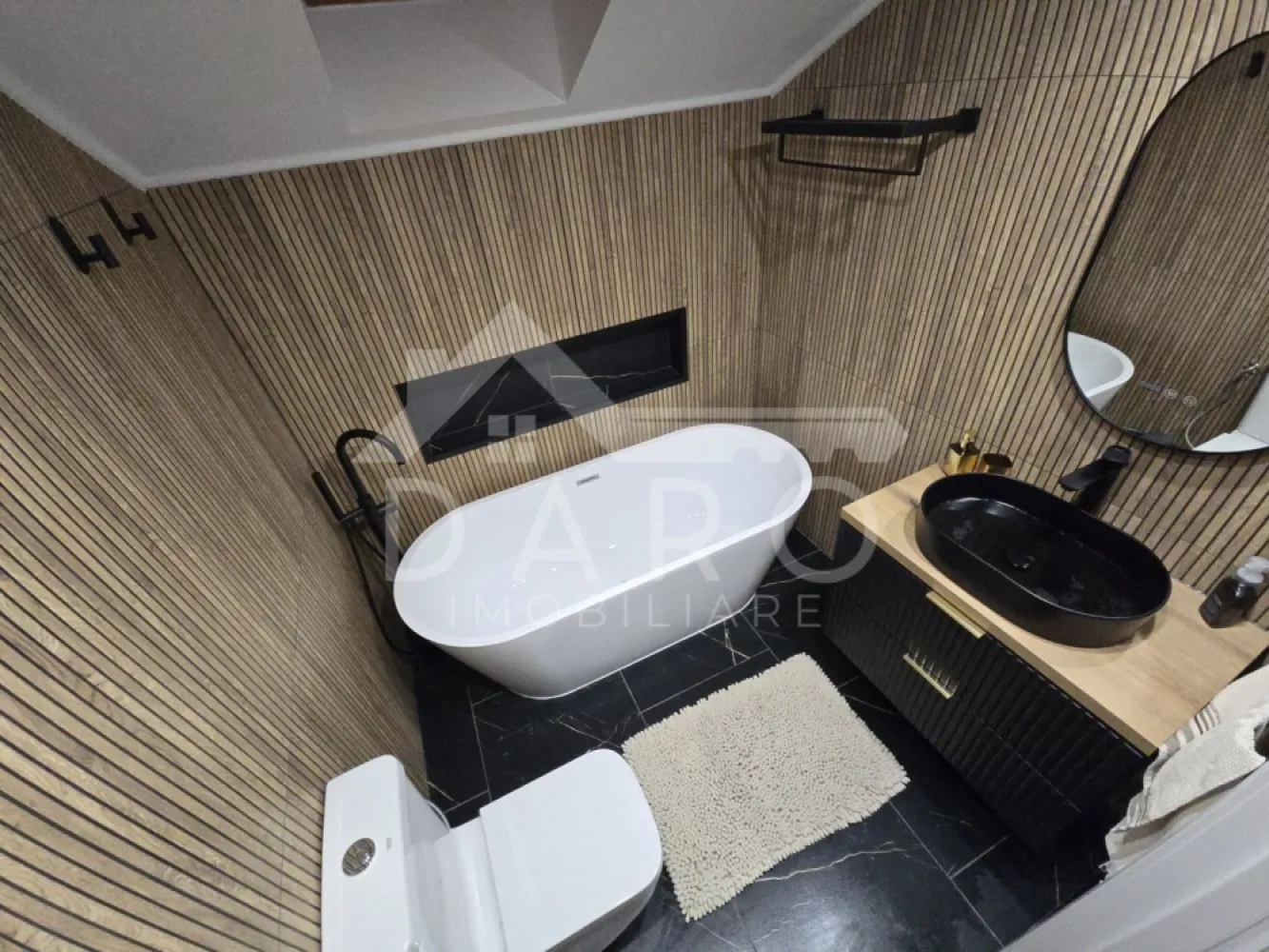 Duplex Panoramica Residence | 110 mp + curte 300 mp | prima închiriere - 🏡 Închiriere duplex premium – Panoramica Residence, Unirii | Prima închiriere | 1.100 €/lună
Se oferă spre închiriere casă tip duplex, situată în Târgu Mureș, cartierul Unirii – Panoramica Residence, într-o zonă liniștită, cu priveliște panoramică asupra orașului. Proprietatea este ideală pentru o familie care își dorește confort, intimitate și un standard ridicat de locuire.
💰 Chirie: 1.100 €/lună
🔒 Garanție: echivalentul a 2 luni de chirie
📐 Suprafață utilă: 110 mp
🌳 Curte: 300 mp
✔ prima închiriere
✔ disponibilă imediat
Compartimentare:
Parter:
✔ living open-space luminos
✔ bucătărie complet utilată
✔ baie cu duș
✔ terasă închisă
Etaj:
✔ 2 dormitoare
✔ 1 dressing
✔ baie spațioasă cu cadă freestanding
✔ balcon
Dotări și beneficii:
✔ încălzire în pardoseală în toată casa
✔ complet mobilată și utilată modern
✔ electrocasnice complete: mașină de spălat rufe, mașină de spălat vase, frigider, cuptor cu microunde etc.
✔ locuință pregătită pentru mutare imediată
✔ curte proprie – ideală pentru relaxare
Avantaje locație:
📍 Panoramica Residence – zonă rezidențială premium
📍 liniște, aer curat și priveliște deosebită
📍 acces rapid către oraș
📍 vecinătăți selecte
💎 O locuință modernă, spațioasă și elegantă, perfectă pentru un stil de viață confortabil.
🤝 Proprietate promovată prin DARO Imobiliare
💳 Te gândești ca în viitor să îți cumperi propria locuință?
Prin Kiwi Finance îți ofer:
✔ analiză GRATUITĂ a eligibilității
✔ acces la oferte de la peste 12 bănci
✔ negocierea dobânzii în favoarea ta
✔ suport complet până la semnare
📞 Detalii și vizionări:
Coman Maria – DARO Imobiliare & Kiwi Finance
📱 0749 535 729
🔑 DARO Imobiliare – proprietăți premium pentru clienți premium.
💳 Kiwi Finance – obținem creditul pentru a o cumpăra.