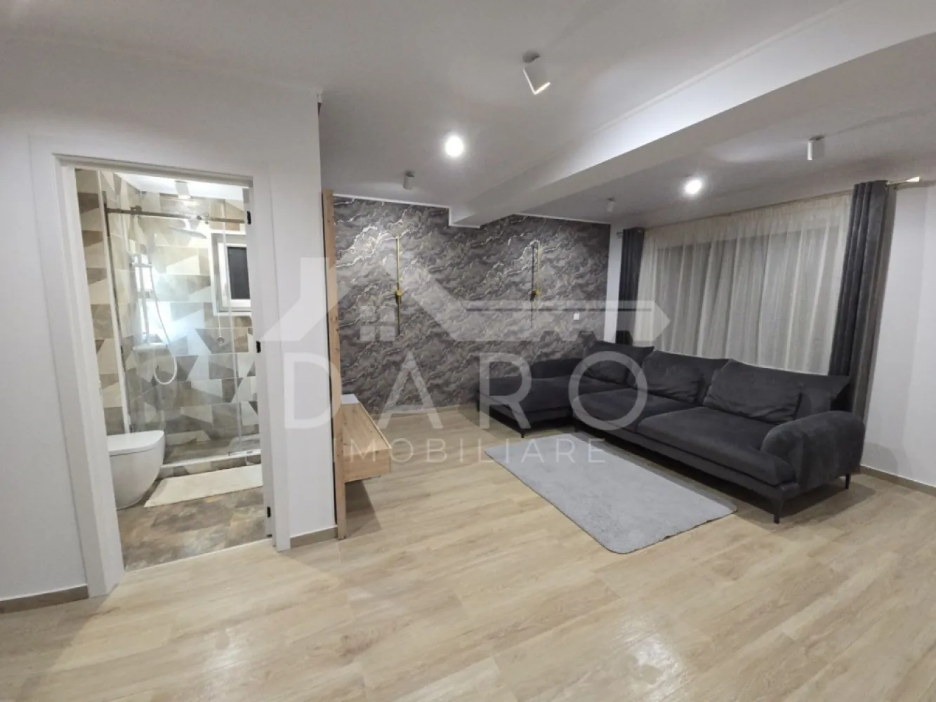 Duplex Panoramica Residence | 110 mp + curte 300 mp | prima închiriere - 🏡 Închiriere duplex premium – Panoramica Residence, Unirii | Prima închiriere | 1.100 €/lună
Se oferă spre închiriere casă tip duplex, situată în Târgu Mureș, cartierul Unirii – Panoramica Residence, într-o zonă liniștită, cu priveliște panoramică asupra orașului. Proprietatea este ideală pentru o familie care își dorește confort, intimitate și un standard ridicat de locuire.
💰 Chirie: 1.100 €/lună
🔒 Garanție: echivalentul a 2 luni de chirie
📐 Suprafață utilă: 110 mp
🌳 Curte: 300 mp
✔ prima închiriere
✔ disponibilă imediat
Compartimentare:
Parter:
✔ living open-space luminos
✔ bucătărie complet utilată
✔ baie cu duș
✔ terasă închisă
Etaj:
✔ 2 dormitoare
✔ 1 dressing
✔ baie spațioasă cu cadă freestanding
✔ balcon
Dotări și beneficii:
✔ încălzire în pardoseală în toată casa
✔ complet mobilată și utilată modern
✔ electrocasnice complete: mașină de spălat rufe, mașină de spălat vase, frigider, cuptor cu microunde etc.
✔ locuință pregătită pentru mutare imediată
✔ curte proprie – ideală pentru relaxare
Avantaje locație:
📍 Panoramica Residence – zonă rezidențială premium
📍 liniște, aer curat și priveliște deosebită
📍 acces rapid către oraș
📍 vecinătăți selecte
💎 O locuință modernă, spațioasă și elegantă, perfectă pentru un stil de viață confortabil.
🤝 Proprietate promovată prin DARO Imobiliare
💳 Te gândești ca în viitor să îți cumperi propria locuință?
Prin Kiwi Finance îți ofer:
✔ analiză GRATUITĂ a eligibilității
✔ acces la oferte de la peste 12 bănci
✔ negocierea dobânzii în favoarea ta
✔ suport complet până la semnare
📞 Detalii și vizionări:
Coman Maria – DARO Imobiliare & Kiwi Finance
📱 0749 535 729
🔑 DARO Imobiliare – proprietăți premium pentru clienți premium.
💳 Kiwi Finance – obținem creditul pentru a o cumpăra.