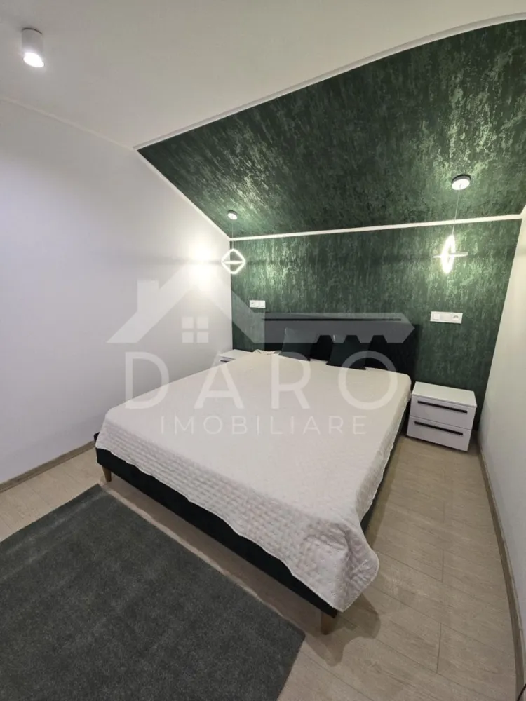 Duplex Panoramica Residence | 110 mp + curte 300 mp | prima închiriere - 🏡 Închiriere duplex premium – Panoramica Residence, Unirii | Prima închiriere | 1.100 €/lună
Se oferă spre închiriere casă tip duplex, situată în Târgu Mureș, cartierul Unirii – Panoramica Residence, într-o zonă liniștită, cu priveliște panoramică asupra orașului. Proprietatea este ideală pentru o familie care își dorește confort, intimitate și un standard ridicat de locuire.
💰 Chirie: 1.100 €/lună
🔒 Garanție: echivalentul a 2 luni de chirie
📐 Suprafață utilă: 110 mp
🌳 Curte: 300 mp
✔ prima închiriere
✔ disponibilă imediat
Compartimentare:
Parter:
✔ living open-space luminos
✔ bucătărie complet utilată
✔ baie cu duș
✔ terasă închisă
Etaj:
✔ 2 dormitoare
✔ 1 dressing
✔ baie spațioasă cu cadă freestanding
✔ balcon
Dotări și beneficii:
✔ încălzire în pardoseală în toată casa
✔ complet mobilată și utilată modern
✔ electrocasnice complete: mașină de spălat rufe, mașină de spălat vase, frigider, cuptor cu microunde etc.
✔ locuință pregătită pentru mutare imediată
✔ curte proprie – ideală pentru relaxare
Avantaje locație:
📍 Panoramica Residence – zonă rezidențială premium
📍 liniște, aer curat și priveliște deosebită
📍 acces rapid către oraș
📍 vecinătăți selecte
💎 O locuință modernă, spațioasă și elegantă, perfectă pentru un stil de viață confortabil.
🤝 Proprietate promovată prin DARO Imobiliare
💳 Te gândești ca în viitor să îți cumperi propria locuință?
Prin Kiwi Finance îți ofer:
✔ analiză GRATUITĂ a eligibilității
✔ acces la oferte de la peste 12 bănci
✔ negocierea dobânzii în favoarea ta
✔ suport complet până la semnare
📞 Detalii și vizionări:
Coman Maria – DARO Imobiliare & Kiwi Finance
📱 0749 535 729
🔑 DARO Imobiliare – proprietăți premium pentru clienți premium.
💳 Kiwi Finance – obținem creditul pentru a o cumpăra.