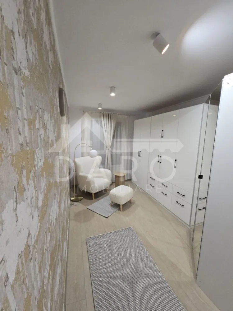 Duplex Panoramica Residence | 110 mp + curte 300 mp | prima închiriere - 🏡 Închiriere duplex premium – Panoramica Residence, Unirii | Prima închiriere | 1.100 €/lună
Se oferă spre închiriere casă tip duplex, situată în Târgu Mureș, cartierul Unirii – Panoramica Residence, într-o zonă liniștită, cu priveliște panoramică asupra orașului. Proprietatea este ideală pentru o familie care își dorește confort, intimitate și un standard ridicat de locuire.
💰 Chirie: 1.100 €/lună
🔒 Garanție: echivalentul a 2 luni de chirie
📐 Suprafață utilă: 110 mp
🌳 Curte: 300 mp
✔ prima închiriere
✔ disponibilă imediat
Compartimentare:
Parter:
✔ living open-space luminos
✔ bucătărie complet utilată
✔ baie cu duș
✔ terasă închisă
Etaj:
✔ 2 dormitoare
✔ 1 dressing
✔ baie spațioasă cu cadă freestanding
✔ balcon
Dotări și beneficii:
✔ încălzire în pardoseală în toată casa
✔ complet mobilată și utilată modern
✔ electrocasnice complete: mașină de spălat rufe, mașină de spălat vase, frigider, cuptor cu microunde etc.
✔ locuință pregătită pentru mutare imediată
✔ curte proprie – ideală pentru relaxare
Avantaje locație:
📍 Panoramica Residence – zonă rezidențială premium
📍 liniște, aer curat și priveliște deosebită
📍 acces rapid către oraș
📍 vecinătăți selecte
💎 O locuință modernă, spațioasă și elegantă, perfectă pentru un stil de viață confortabil.
🤝 Proprietate promovată prin DARO Imobiliare
💳 Te gândești ca în viitor să îți cumperi propria locuință?
Prin Kiwi Finance îți ofer:
✔ analiză GRATUITĂ a eligibilității
✔ acces la oferte de la peste 12 bănci
✔ negocierea dobânzii în favoarea ta
✔ suport complet până la semnare
📞 Detalii și vizionări:
Coman Maria – DARO Imobiliare & Kiwi Finance
📱 0749 535 729
🔑 DARO Imobiliare – proprietăți premium pentru clienți premium.
💳 Kiwi Finance – obținem creditul pentru a o cumpăra.