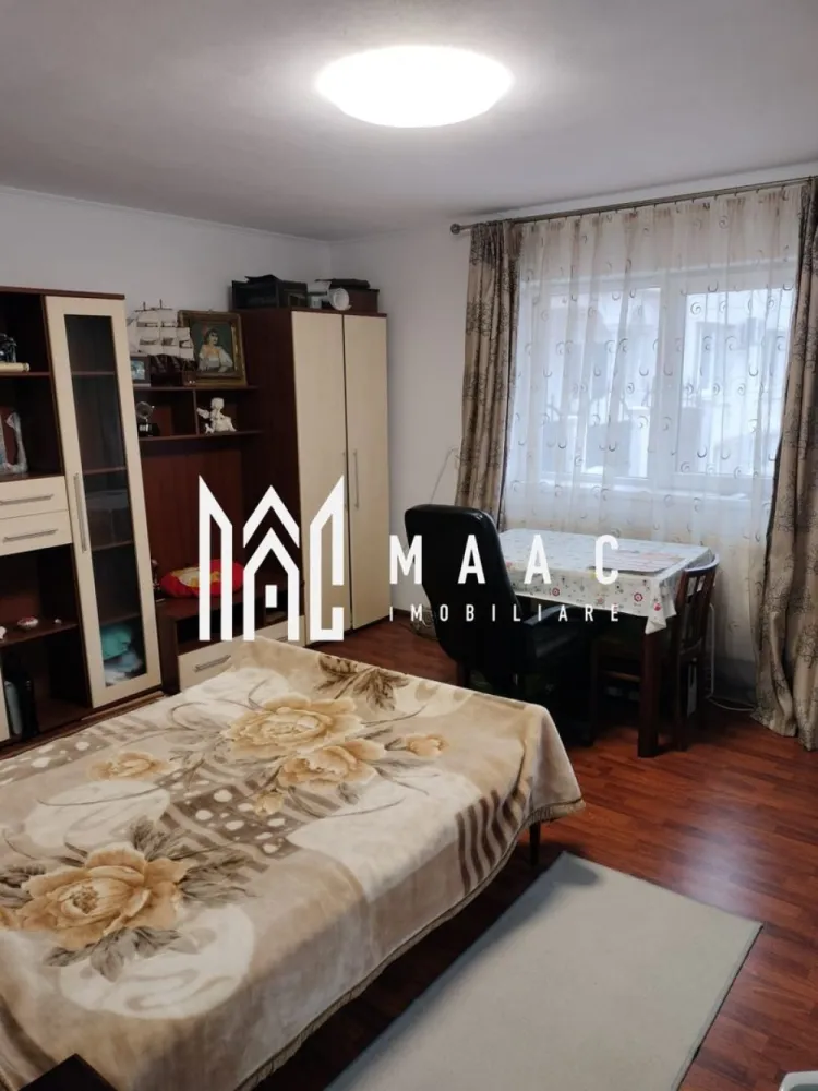 Casă individualăI I 80 mp utili I Teren 280 mp I Săliște-Sibiu - MAAC Imobiliare va propune spre vânzare casă individuală, complet renovată recent, situată ultracentral în Săliște – Sibiu, la doar 2 minute de centru, pe o stradă liniștită, ferită de traficul principal. Proprietatea îmbină perfect confortul modern cu intimitatea și eficiența energetică ridicată, fiind ideală pentru locuire permanentă sau casă de vacanță.

Compartimentare
Living luminos
3 camere
Bucătărie
2 băi
Cameră tehnică
2 holuri
Pivniță cu 2 încăperi
Garaj
Anexe pentru depozitare

Renovare & finisaje
Casa a fost renovată complet recent:
Instalații electrice și sanitare noi
Uși și ferestre schimbate
Construcție din cărămidă mare tip Porotherm
Gresie și faianță premium (bucătărie, băi, holuri)
Parchet în camere și living
Finisaje moderne, durabile și ușor de întreținut

Detalii proprietate
Suprafață teren: 280 mp
Suprafață casă: 80 mp utili
Pivniță: 40 mp (2 încăperi)
Grădină: aprox. 100 mp
Garaj + anexe gospodărești

Exterior & curte
Curte cimentată – întreținere minimă
Aproximativ 100 mp grădină
Curte acoperită de viță de vie matură
Microclimat natural plăcut vara
Umbră, răcoare și intimitate
Spațiu ideal pentru relaxare și petrecerea timpului liber

Dotări PREMIUM – diferențiator major
Panouri fotovoltaice – 3,7 kW
Pompă de căldură
Costuri foarte mici de întreținere
Eficiență energetică ridicată
Confort termic pe tot parcursul anului
Sistem de încălzire mixt:
Calorifere
Încălzire în pardoseală (băi, living, bucătărie)

Localizare

Situată în cea mai bună zonă din Săliștea Sibiului:
Ultracentral
2 minute de centru
Stradă liniștită
Ideală pentru liniște, intimitate și confort

Pentru mai multe detalii si programarea unei vizionari va rugam sa specificati ID: CP2898250.