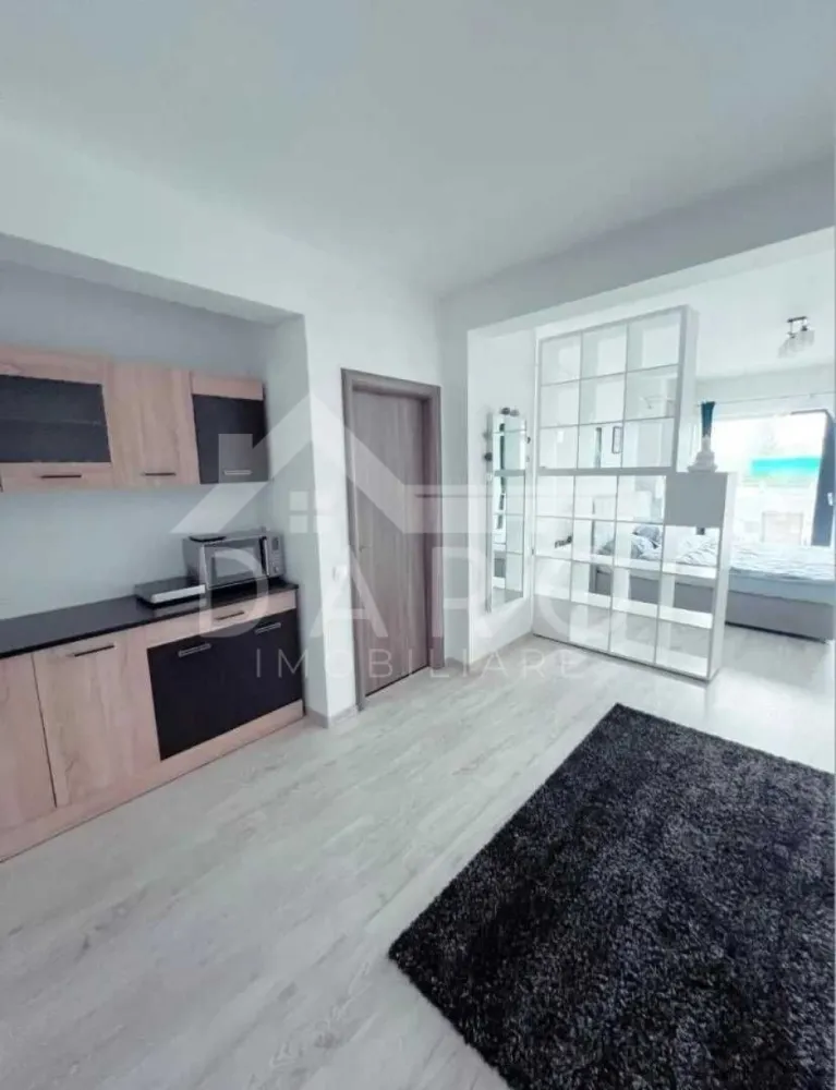 Apartament 1 cameră de vânzare - 🏡 Garsonieră de vânzare – Bloc nou | Etaj 1 | 45 mp | 110.000 €
Se oferă spre vânzare apartament cu 1 cameră, situat la etajul 1, într-un bloc nou, modern, dotat cu lift și sistem de supraveghere video. Proprietatea beneficiază de priveliște panoramică asupra orașului și este ideală atât pentru locuit, cât și pentru investiție.
💰 Preț: 110.000 €
📐 Suprafață utilă: 45 mp
✔ bloc modern, bine întreținut
✔ acces facil – etaj intermediar
Caracteristici:
✔ apartamentul se predă nemobilat, oferind libertate totală de amenajare
✔ posibilitate de configurare: studio open-space sau bucătărie separată
✔ foarte luminos, cu spații generoase
Dotări:
✔ aer condiționat modern
✔ centrală termică proprie Bosch
✔ interfon smart cu touchscreen
✔ izolație fonică și termică de calitate – confort pe tot parcursul anului
✔ supraveghere video 24/7
Avantaje locație:
📍 restaurant Bear King la parter
📍 benzinărie MOL non-stop la câțiva pași
📍 stație de autobuz chiar în fața blocului
📍 centru oraș – aproximativ 5 minute cu mașina
📍 la 5 minute de mers pe jos: KFC, Kaufland, Merkur, Deichmann, Flanco
📍 zonă foarte căutată, ideală pentru locuire, birou sau regim hotelier
💎 O oportunitate excelentă pentru investiție sau pentru cei care își doresc un spațiu modern, într-o zonă cu acces rapid la toate facilitățile.
🤝 Proprietate promovată prin DARO Imobiliare
💳 Pentru achiziție, prin Kiwi Finance beneficiezi de:
✔ analiză GRATUITĂ a eligibilității
✔ acces la oferte de la peste 12 bănci
✔ negocierea dobânzii în favoarea ta
✔ suport complet până la semnarea contractului
📞 Detalii și vizionări:
Coman Maria – DARO Imobiliare & Kiwi Finance
📱 0749 535 729
🔑 DARO Imobiliare – găsim proprietatea potrivită.
💳 Kiwi Finance – obținem creditul pentru a o cumpăra.