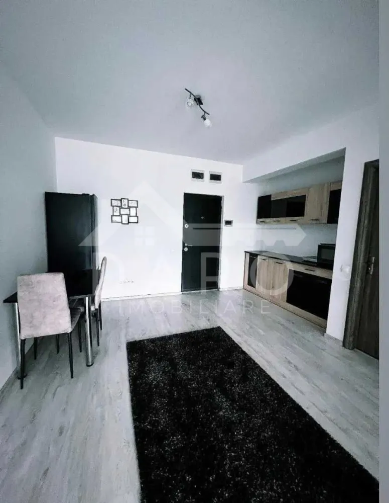Apartament 1 cameră de vânzare - 🏡 Garsonieră de vânzare – Bloc nou | Etaj 1 | 45 mp | 110.000 €
Se oferă spre vânzare apartament cu 1 cameră, situat la etajul 1, într-un bloc nou, modern, dotat cu lift și sistem de supraveghere video. Proprietatea beneficiază de priveliște panoramică asupra orașului și este ideală atât pentru locuit, cât și pentru investiție.
💰 Preț: 110.000 €
📐 Suprafață utilă: 45 mp
✔ bloc modern, bine întreținut
✔ acces facil – etaj intermediar
Caracteristici:
✔ apartamentul se predă nemobilat, oferind libertate totală de amenajare
✔ posibilitate de configurare: studio open-space sau bucătărie separată
✔ foarte luminos, cu spații generoase
Dotări:
✔ aer condiționat modern
✔ centrală termică proprie Bosch
✔ interfon smart cu touchscreen
✔ izolație fonică și termică de calitate – confort pe tot parcursul anului
✔ supraveghere video 24/7
Avantaje locație:
📍 restaurant Bear King la parter
📍 benzinărie MOL non-stop la câțiva pași
📍 stație de autobuz chiar în fața blocului
📍 centru oraș – aproximativ 5 minute cu mașina
📍 la 5 minute de mers pe jos: KFC, Kaufland, Merkur, Deichmann, Flanco
📍 zonă foarte căutată, ideală pentru locuire, birou sau regim hotelier
💎 O oportunitate excelentă pentru investiție sau pentru cei care își doresc un spațiu modern, într-o zonă cu acces rapid la toate facilitățile.
🤝 Proprietate promovată prin DARO Imobiliare
💳 Pentru achiziție, prin Kiwi Finance beneficiezi de:
✔ analiză GRATUITĂ a eligibilității
✔ acces la oferte de la peste 12 bănci
✔ negocierea dobânzii în favoarea ta
✔ suport complet până la semnarea contractului
📞 Detalii și vizionări:
Coman Maria – DARO Imobiliare & Kiwi Finance
📱 0749 535 729
🔑 DARO Imobiliare – găsim proprietatea potrivită.
💳 Kiwi Finance – obținem creditul pentru a o cumpăra.