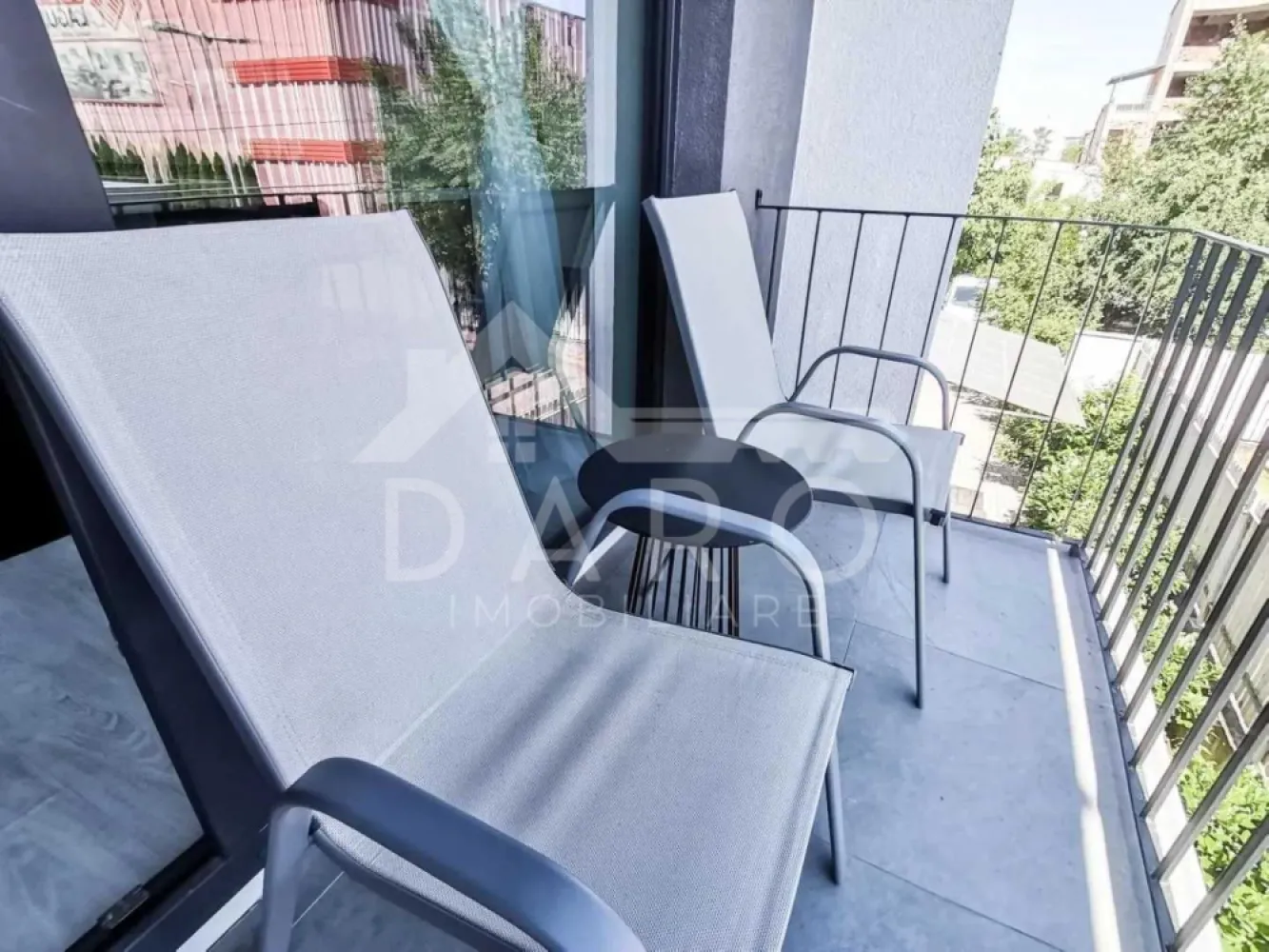 Apartament 1 cameră de vânzare - 🏡 Garsonieră de vânzare – Bloc nou | Etaj 1 | 45 mp | 110.000 €
Se oferă spre vânzare apartament cu 1 cameră, situat la etajul 1, într-un bloc nou, modern, dotat cu lift și sistem de supraveghere video. Proprietatea beneficiază de priveliște panoramică asupra orașului și este ideală atât pentru locuit, cât și pentru investiție.
💰 Preț: 110.000 €
📐 Suprafață utilă: 45 mp
✔ bloc modern, bine întreținut
✔ acces facil – etaj intermediar
Caracteristici:
✔ apartamentul se predă nemobilat, oferind libertate totală de amenajare
✔ posibilitate de configurare: studio open-space sau bucătărie separată
✔ foarte luminos, cu spații generoase
Dotări:
✔ aer condiționat modern
✔ centrală termică proprie Bosch
✔ interfon smart cu touchscreen
✔ izolație fonică și termică de calitate – confort pe tot parcursul anului
✔ supraveghere video 24/7
Avantaje locație:
📍 restaurant Bear King la parter
📍 benzinărie MOL non-stop la câțiva pași
📍 stație de autobuz chiar în fața blocului
📍 centru oraș – aproximativ 5 minute cu mașina
📍 la 5 minute de mers pe jos: KFC, Kaufland, Merkur, Deichmann, Flanco
📍 zonă foarte căutată, ideală pentru locuire, birou sau regim hotelier
💎 O oportunitate excelentă pentru investiție sau pentru cei care își doresc un spațiu modern, într-o zonă cu acces rapid la toate facilitățile.
🤝 Proprietate promovată prin DARO Imobiliare
💳 Pentru achiziție, prin Kiwi Finance beneficiezi de:
✔ analiză GRATUITĂ a eligibilității
✔ acces la oferte de la peste 12 bănci
✔ negocierea dobânzii în favoarea ta
✔ suport complet până la semnarea contractului
📞 Detalii și vizionări:
Coman Maria – DARO Imobiliare & Kiwi Finance
📱 0749 535 729
🔑 DARO Imobiliare – găsim proprietatea potrivită.
💳 Kiwi Finance – obținem creditul pentru a o cumpăra.