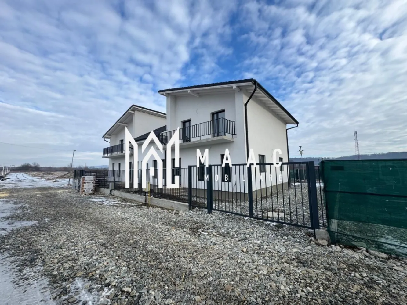 Duplex | 147 MPU | Curte 191 MP | Șelimbăr-Mohu - MAAC Imobiliare vă oferă spre vânzare o casă tip duplex o proprietate ideală pentru cei care își doresc calitate, liniște, spațiu și acces rapid către Sibiu,cu lumină pe tot parcursul zilei, având orientarea sud -vestică.
 Situată în satul Mohu (Șelimbăr), la doar câteva minute de oraș, fiind legată de celelalte unități într-un ansamblu rezidențial nou în continuă dezvoltare.Se vinde și ca întreg.

Suprafețe:
- Suprafață utilă: 147 mp
- Curte liberă: 191 mp
- 2 Balcoane: 14 mp
- Loc de parcare în curte

Compartimentare:
Parter:
- Living generos
- Dormitor
- Bucătărie cu zonă de luat masa și o cămară
- Hol
- Scară interioară cu spațiu de depozitare dedesupt
-baie

Etaj:
- 2 dormitoare cu acces pe balcon
- Spațiu de depozitare (birou / dressing / multifuncțional)27 mp
- Hol cu pod și acces pe balcon
-Baie

Caracteristici tehnice:
- Izolație exterioară cu vată bazaltică de 10 cm
- Tâmplărie cu 3 foi de sticlă(tripan)
- Construcție modernă, eficientă energetic

Stadiu de predare:
- Exterior: la cheie
- Interior: la alb

Se poate preda și la cheie în funcție de preferințe.Drumul v-a fi pavat,iar accesul se v-a face prin barieră cu cameră video.

Proprietatea este potrivită atât pentru locuință permanentă, cât și pentru investiție.

Pentru programarea unei vizionări sau mai multe detalii tehnice, nu ezitați să ne contactați și specificați ID: CP2930027(codul proprietății)