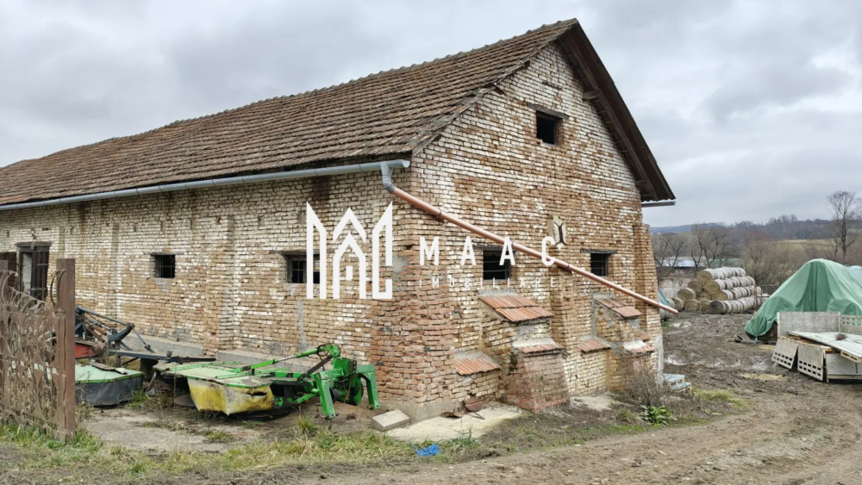 Teren intravilan I 5400 mp I Hale I Acces utilaje I Chirpăr - MAAC Imobiliare promovează spre vânzare un teren intravilan situat în raza localității Chirpăr, județul Sibiu.

Caracteristici teren:
- Suprafață totală: 5.431 mp
- Destinație: intravilan curți-construcții
- Front stradal: 50 m liniari
- Acces auto și TIR pe 2 căi
- Fostă fermă de animale / depozit agricol

Construcții existente:
- Depozit de 416 mp, cu fundație și structură întărită, acoperiș în stare bună, fără compartimentări, plus subsol de aceeași suprafață, uscat și utilizabil
- Depozit de 690 mp, dezafectat (există doar fundația și amprenta zidurilor)

Avantaje investiționale:
- Suprafață generoasă, cu acces facil pentru vehicule de mare tonaj
- Construcții existente ce pot fi adaptate pentru activități industriale sau comerciale
- Posibilitate de reconversie și dezvoltare în funcție de necesități
- Zonă cu tradiție agricolă și industrială – în vecinătate există depozite și hale utilizate pentru agricultură și creșterea animalelor

Această proprietate reprezintă o oportunitate reală de investiție, ideală pentru dezvoltarea unor activități industriale, logistice sau economice, cu potențial de creștere pe termen lung.

Pentru mai multe detalii contactați echipa MAAC Imobiliare specificând ID CP2853212.