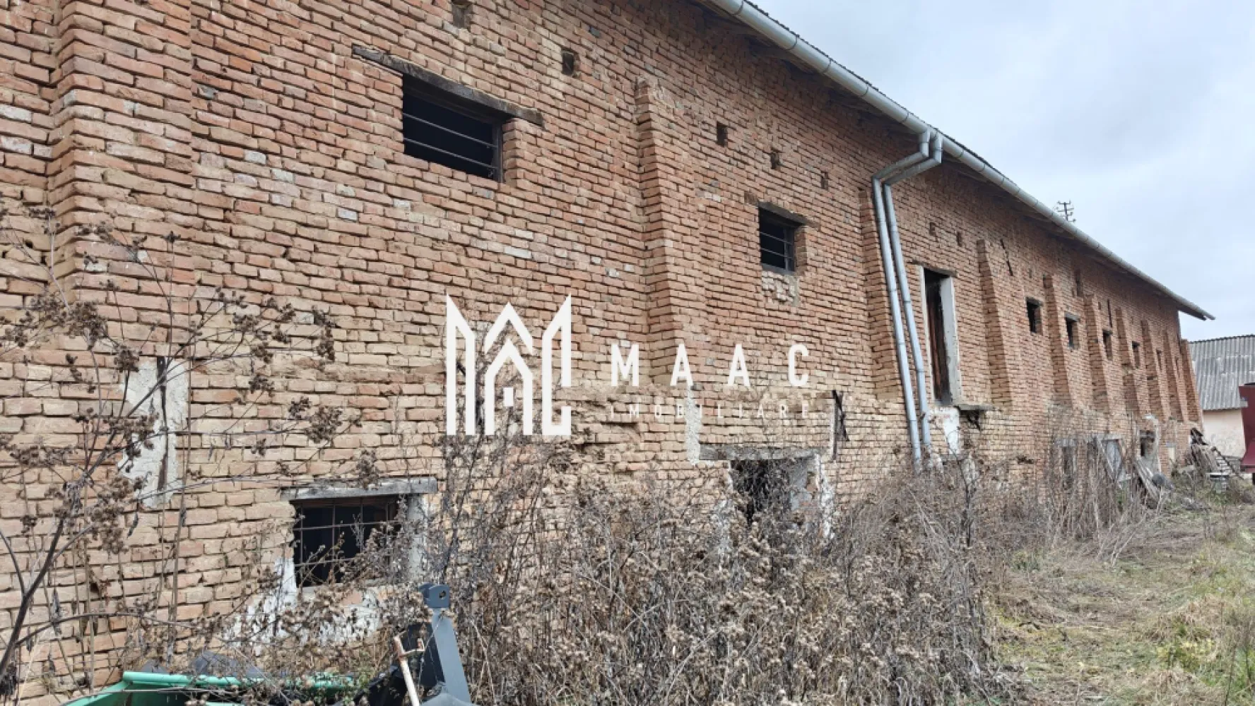 Teren intravilan I 5400 mp I Hale I Acces utilaje I Chirpăr - MAAC Imobiliare promovează spre vânzare un teren intravilan situat în raza localității Chirpăr, județul Sibiu.

Caracteristici teren:
- Suprafață totală: 5.431 mp
- Destinație: intravilan curți-construcții
- Front stradal: 50 m liniari
- Acces auto și TIR pe 2 căi
- Fostă fermă de animale / depozit agricol

Construcții existente:
- Depozit de 416 mp, cu fundație și structură întărită, acoperiș în stare bună, fără compartimentări, plus subsol de aceeași suprafață, uscat și utilizabil
- Depozit de 690 mp, dezafectat (există doar fundația și amprenta zidurilor)

Avantaje investiționale:
- Suprafață generoasă, cu acces facil pentru vehicule de mare tonaj
- Construcții existente ce pot fi adaptate pentru activități industriale sau comerciale
- Posibilitate de reconversie și dezvoltare în funcție de necesități
- Zonă cu tradiție agricolă și industrială – în vecinătate există depozite și hale utilizate pentru agricultură și creșterea animalelor

Această proprietate reprezintă o oportunitate reală de investiție, ideală pentru dezvoltarea unor activități industriale, logistice sau economice, cu potențial de creștere pe termen lung.

Pentru mai multe detalii contactați echipa MAAC Imobiliare specificând ID CP2853212.