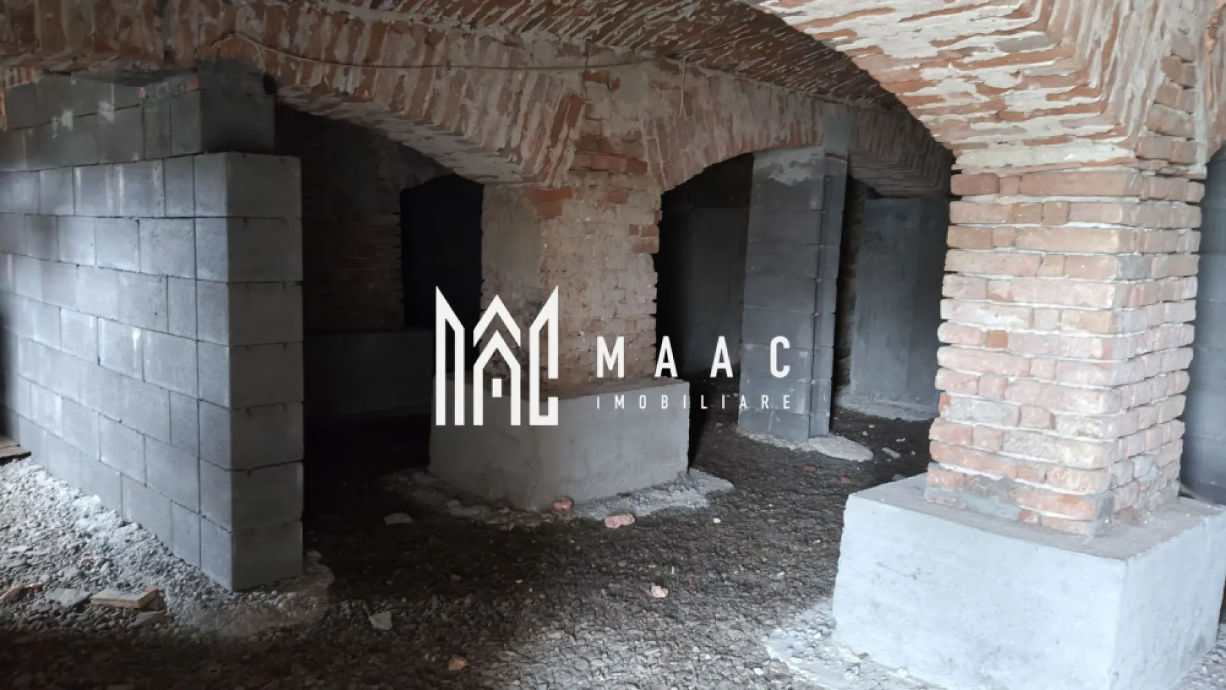 Teren intravilan I 5400 mp I Hale I Acces utilaje I Chirpăr - MAAC Imobiliare promovează spre vânzare un teren intravilan situat în raza localității Chirpăr, județul Sibiu.

Caracteristici teren:
- Suprafață totală: 5.431 mp
- Destinație: intravilan curți-construcții
- Front stradal: 50 m liniari
- Acces auto și TIR pe 2 căi
- Fostă fermă de animale / depozit agricol

Construcții existente:
- Depozit de 416 mp, cu fundație și structură întărită, acoperiș în stare bună, fără compartimentări, plus subsol de aceeași suprafață, uscat și utilizabil
- Depozit de 690 mp, dezafectat (există doar fundația și amprenta zidurilor)

Avantaje investiționale:
- Suprafață generoasă, cu acces facil pentru vehicule de mare tonaj
- Construcții existente ce pot fi adaptate pentru activități industriale sau comerciale
- Posibilitate de reconversie și dezvoltare în funcție de necesități
- Zonă cu tradiție agricolă și industrială – în vecinătate există depozite și hale utilizate pentru agricultură și creșterea animalelor

Această proprietate reprezintă o oportunitate reală de investiție, ideală pentru dezvoltarea unor activități industriale, logistice sau economice, cu potențial de creștere pe termen lung.

Pentru mai multe detalii contactați echipa MAAC Imobiliare specificând ID CP2853212.
