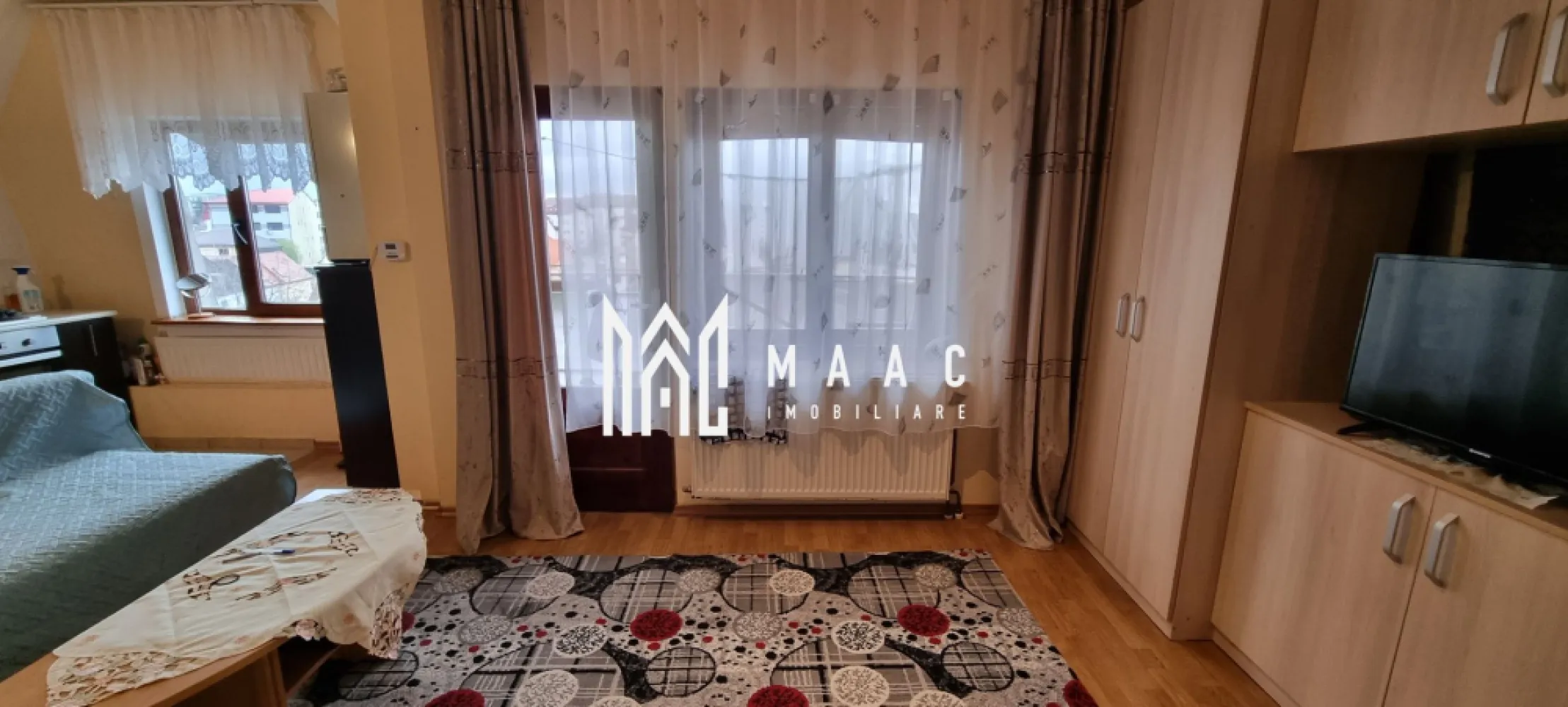 Mansardă intabulată I 2 camere 58 mpu I Balcon I Turnișor - Descoperiți acest apartament spațios și bine compartimentat, situat la etajul 5 al unui bloc din cartierul Turnișor! Cu o suprafață totală de 57 mp, acest apartament dispus pe două niveluri, impresionează prin luminozitate, confort și acces facil către punctele de interes ale orașului. 

 Caracteristici principale
Suprafață totală: 57 mp, distribuită pe două etaje, cu scară interioară. 
Mansardare realizată în 2008 – lucrare de calitate, cu pod și pereți izolați. 
Intabulat pe ambele etaje, achiziție posibilă cash sau prin credit bancar. 

Compartimentare eficientă 
- Primul nivel: Hol de acces, living generos cu bucătărie open space, baie cu geam de aerisire și cadă, balcon de 3 mp 
- Al doilea nivel: hol spațios, cu dressing de 9 mp , dormitor confortabil 

Beneficii & Localizare
Se predă așa cum se vede în poze – mobilat și utilat. 
Situat în cartierul Turnișor, în proximitatea magazinelor, stațiilor de transport în comun și cu acces facil către oraș și zona de Vest. 
O oportunitate ideală pentru cei care caută un apartament luminos, bine poziționat și cu un raport excelent între spațiu și preț! 

Contactați echipa MAAC Imobiliare pentru mai multe detalii și programarea unei vizionări, specificând ID CP2928834.