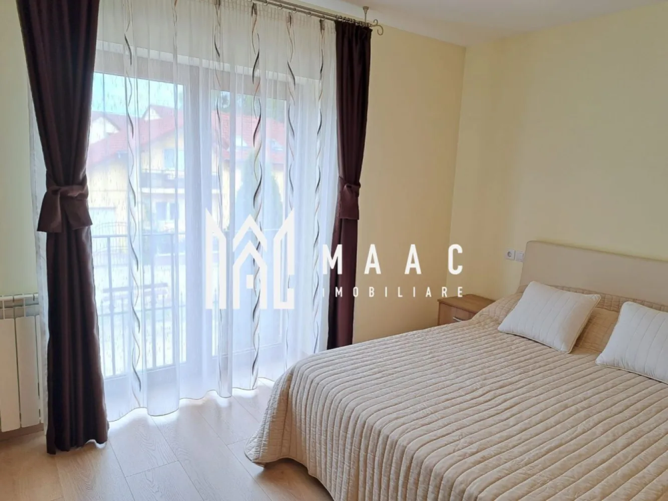 Casă individuală | 184 MPU | Teren 500MP | Șura Mare - MAAC Imobiliare vă propune spre vânzare o casă individuală modernă, cu 5 camere, situată în Șura Mare, la doar câteva minute de Sibiu, într-o zonă liniștită, ideală pentru familie.

Proprietatea dispune de o suprafață utilă de 184 mp și este amplasată pe un teren generos de 500 mp, oferind spațiu, confort și intimitate.

Compartimentare:
Demisol:
Garaj spațios
Cameră multifuncțională
Camera centralei
Pivniță
Baie de serviciu

Parter:
Living luminos
3 dormitoare
Bucătărie separată
Hol
Baie

Locuința beneficiază de sistem de încălzire pe gaz sau pe peleți, oferind flexibilitate și eficiență energetică.

Exteriorul este amenajat cu zonă verde, pomi fructiferi și curte pavată, ideală pentru relaxare sau petrecerea timpului în aer liber. Strada este în curs de asfaltare, cu termen estimat de finalizare în 2–3 luni, ceea ce va aduce un plus de confort și valoare proprietății.

Casa se vinde complet mobilată și utilată și poate fi predată imediat.

Pentru mai multe detalii sau pentru programarea unei vizionări, vă rugăm să ne contactați.
Specificați ID-ul CP2926583.