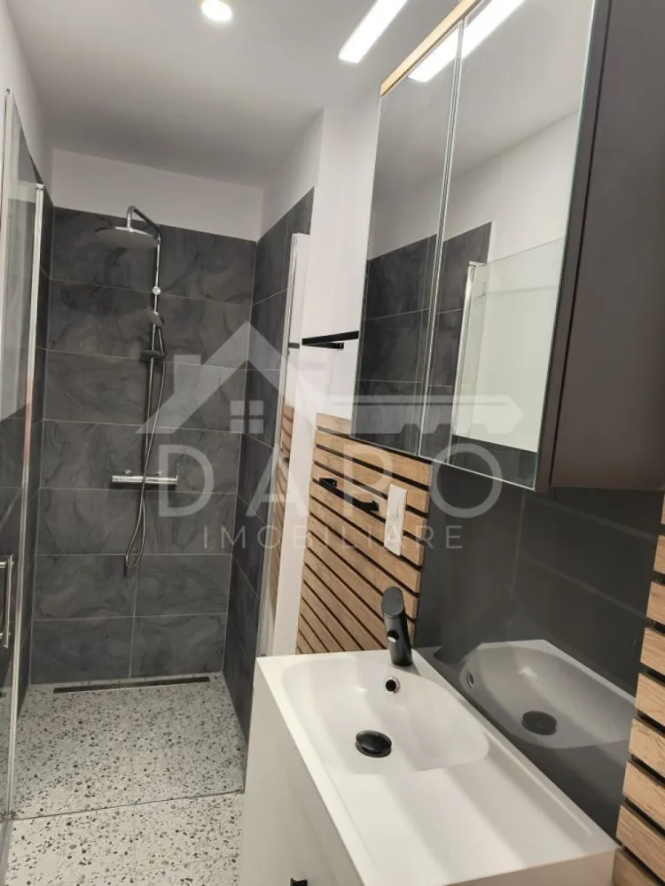 Ap cu 2 camere in centru, decomandat - 🏡 Închiriere apartament 2 camere – Central | Str. Aurel Filimon | 400 €/lună
Se oferă spre închiriere apartament cu 2 camere decomandate, situat în zona centrală, pe strada Aurel Filimon, ideal pentru persoane care își doresc confort și acces rapid la toate facilitățile orașului.
💰 Chirie: 400 €/lună
✔ disponibil pentru mutare imediată
✔ ideal pentru cuplu sau persoane active
Compartimentare:
✔ 2 camere decomandate
✔ bucătărie separată
✔ baie
✔ terasă proprie
Dotări și beneficii:
✔ recent renovat
✔ mobilat modern
✔ complet echipat și utilat
✔ spații luminoase și bine organizate
Avantaje locație:
📍 zonă ultracentrală
📍 aproape de bănci și instituții
📍 în apropiere de parcuri și zone de relaxare
📍 aproape de Teatrul Național
📍 magazine și supermarketuri la câteva minute
📍 acces rapid la mijloace de transport public
💎 O locuință modernă, într-o locație premium, perfectă pentru un stil de viață urban.
🤝 Proprietate promovată prin DARO Imobiliare
💳 Te gândești ca în viitor să îți cumperi propria locuință?
Prin Kiwi Finance îți ofer:
✔ analiză GRATUITĂ a eligibilității
✔ acces la oferte de la peste 12 bănci
✔ negocierea dobânzii în favoarea ta
✔ suport complet până la semnare
📞 Detalii și vizionări:
Coman Maria – DARO Imobiliare & Kiwi Finance
📱 0749 535 729
🔑 DARO Imobiliare – găsim locuința potrivită.
💳 Kiwi Finance – obținem creditul pentru a o cumpăra.