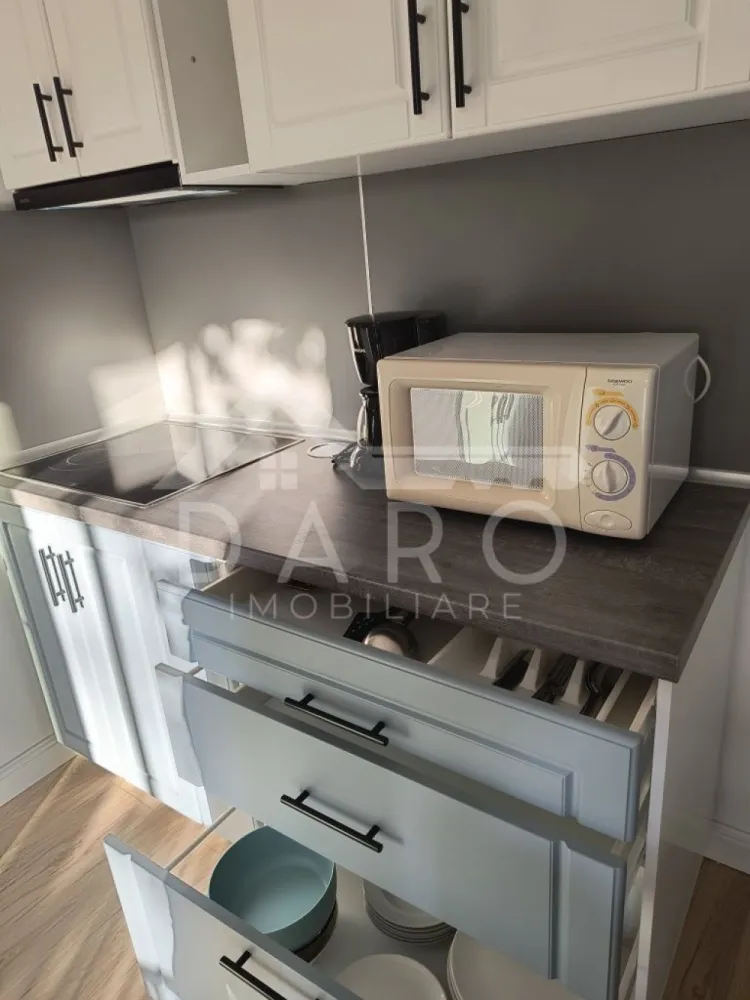 Ap cu 2 camere in centru, decomandat - 🏡 Închiriere apartament 2 camere – Central | Str. Aurel Filimon | 400 €/lună
Se oferă spre închiriere apartament cu 2 camere decomandate, situat în zona centrală, pe strada Aurel Filimon, ideal pentru persoane care își doresc confort și acces rapid la toate facilitățile orașului.
💰 Chirie: 400 €/lună
✔ disponibil pentru mutare imediată
✔ ideal pentru cuplu sau persoane active
Compartimentare:
✔ 2 camere decomandate
✔ bucătărie separată
✔ baie
✔ terasă proprie
Dotări și beneficii:
✔ recent renovat
✔ mobilat modern
✔ complet echipat și utilat
✔ spații luminoase și bine organizate
Avantaje locație:
📍 zonă ultracentrală
📍 aproape de bănci și instituții
📍 în apropiere de parcuri și zone de relaxare
📍 aproape de Teatrul Național
📍 magazine și supermarketuri la câteva minute
📍 acces rapid la mijloace de transport public
💎 O locuință modernă, într-o locație premium, perfectă pentru un stil de viață urban.
🤝 Proprietate promovată prin DARO Imobiliare
💳 Te gândești ca în viitor să îți cumperi propria locuință?
Prin Kiwi Finance îți ofer:
✔ analiză GRATUITĂ a eligibilității
✔ acces la oferte de la peste 12 bănci
✔ negocierea dobânzii în favoarea ta
✔ suport complet până la semnare
📞 Detalii și vizionări:
Coman Maria – DARO Imobiliare & Kiwi Finance
📱 0749 535 729
🔑 DARO Imobiliare – găsim locuința potrivită.
💳 Kiwi Finance – obținem creditul pentru a o cumpăra.